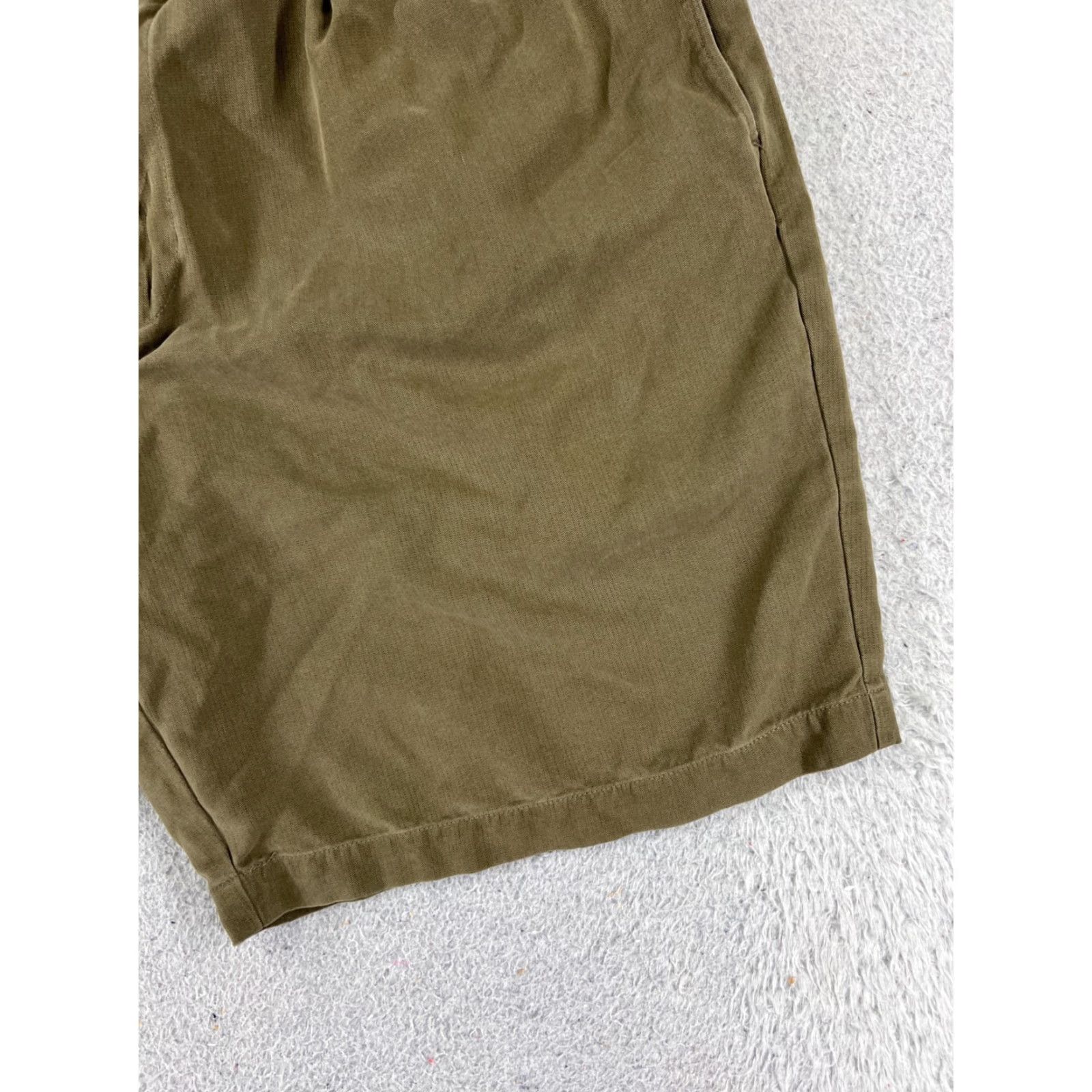 Tommy Bahama Tommy Bahama Shorts Men 35 Green Pleated Bermuda Silk Bermuda Holiday Aloha Beach Mens Size US 35 - 2 Thumbnail