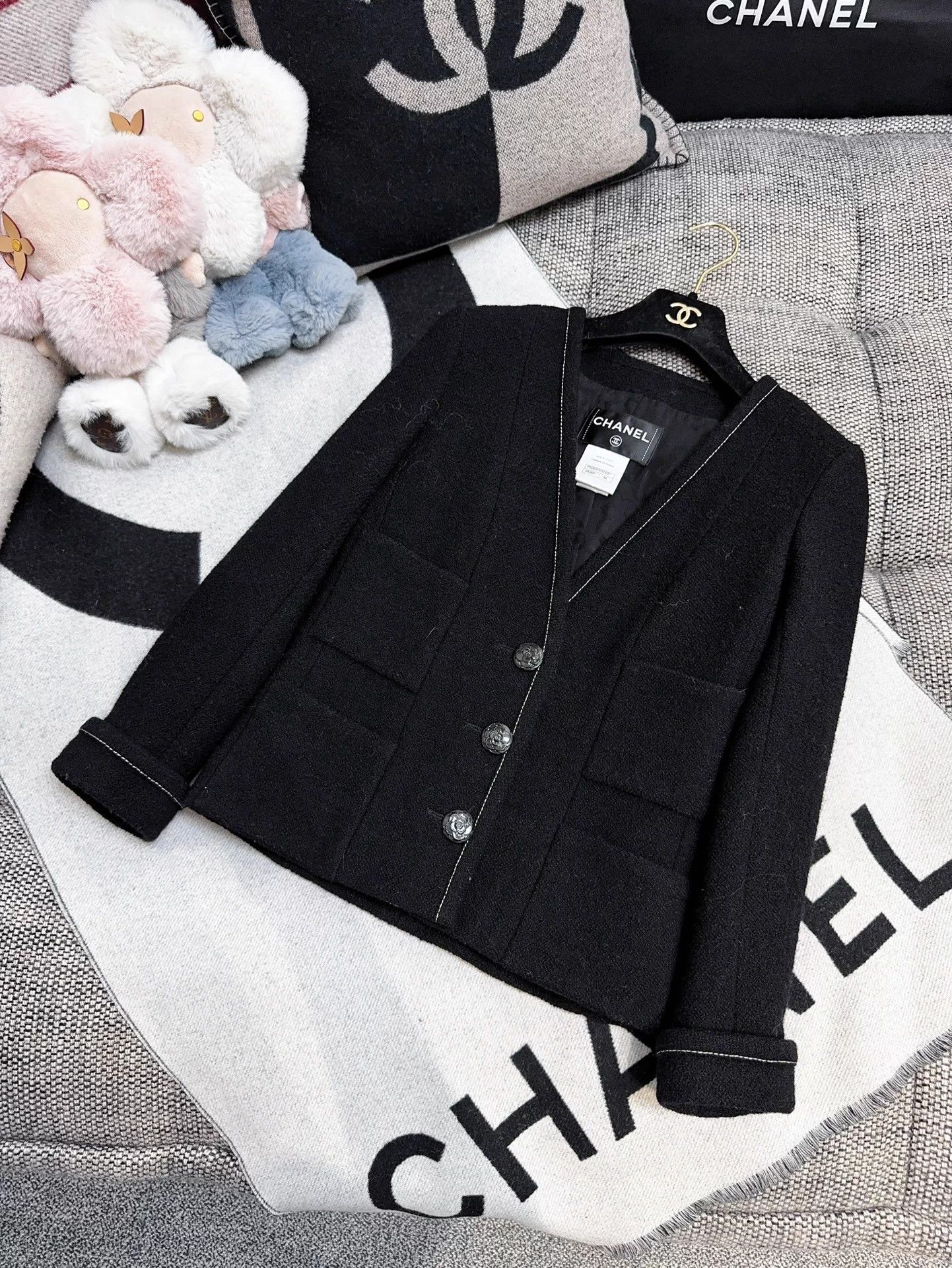 Chanel Chanel 15K Black Vneck 4-pocket Camellia buttons tweed 34 Size XS / US 0-2 / IT 36-38 - 3 Thumbnail