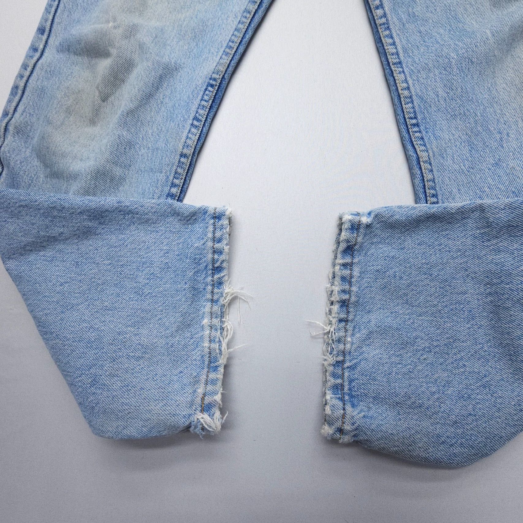 Gap VINTAGE Gap USA Made Easy Fit Jeans Mens 36 x 32 Light Wash Tapered Rigid 90s 5-Pocket Denim Blue 90s Mens Jeans Size US 36 / EU 52 - 7 Thumbnail