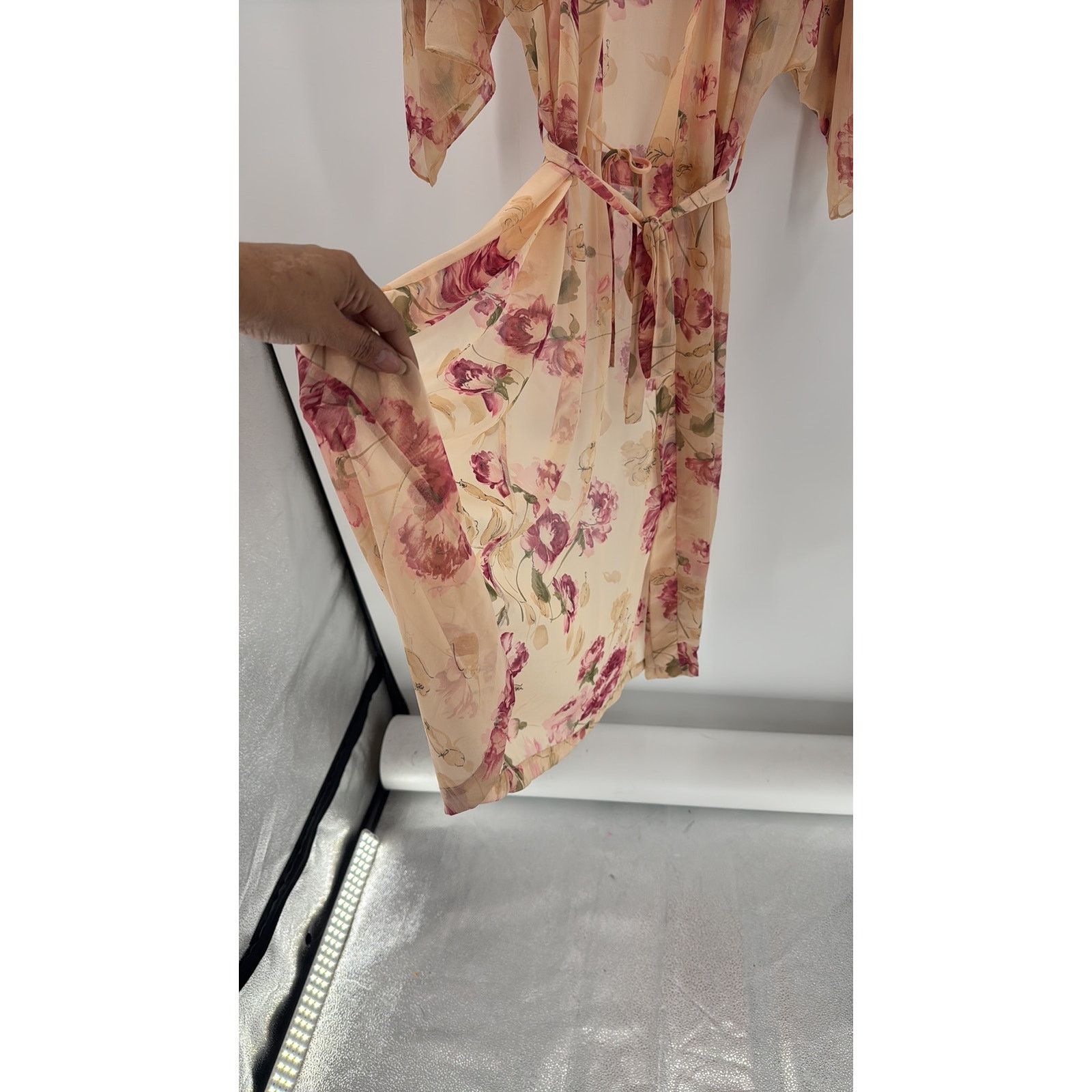Vintage Vintage 80s pink floral sheer kimono sleeves robe size s/m Size ONE SIZE - 8 Thumbnail