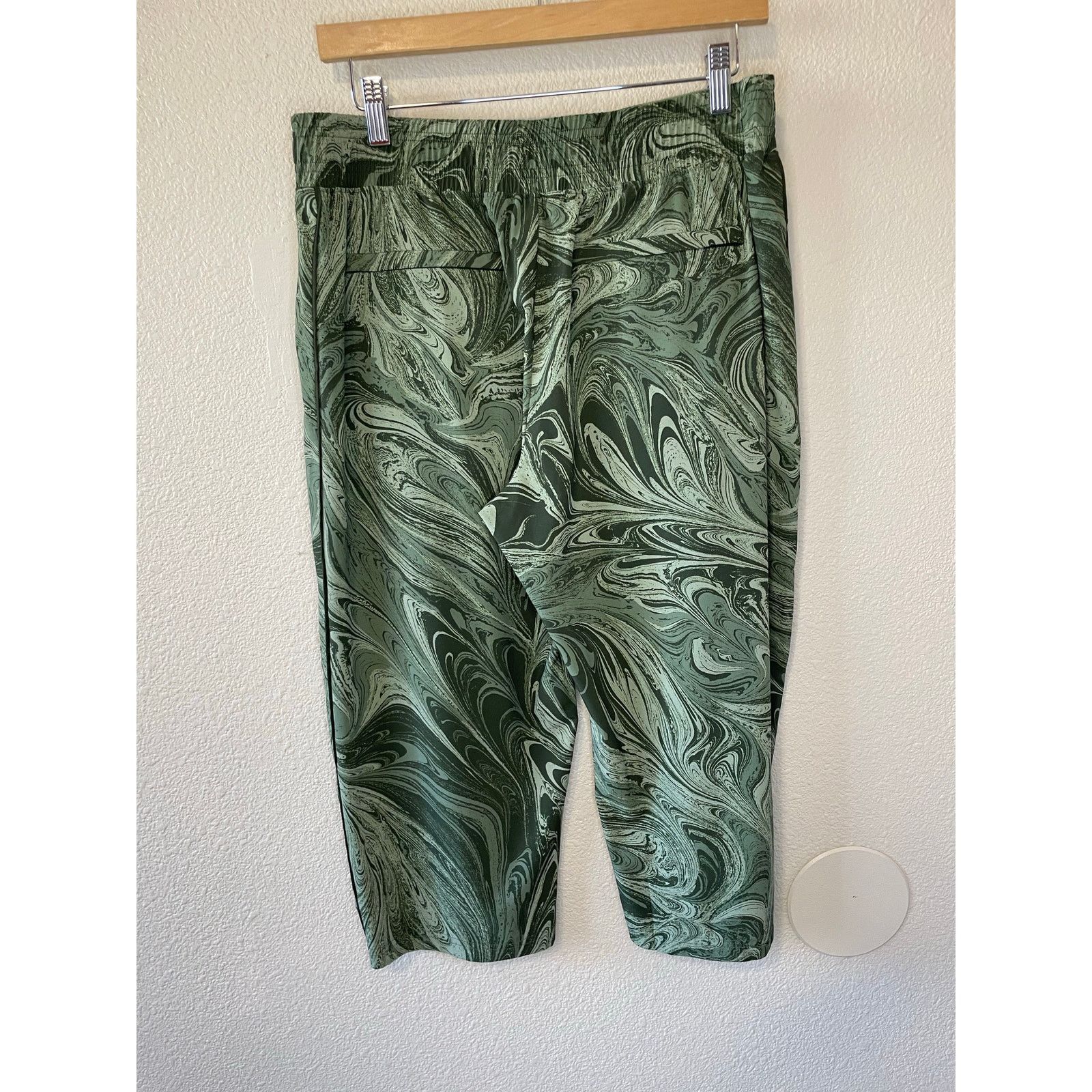 Athleta Athleta Brooklyn Green Marble Print Bermuda Long Shorts 12T Size 34" / US 12 / IT 48 - 2 Thumbnail
