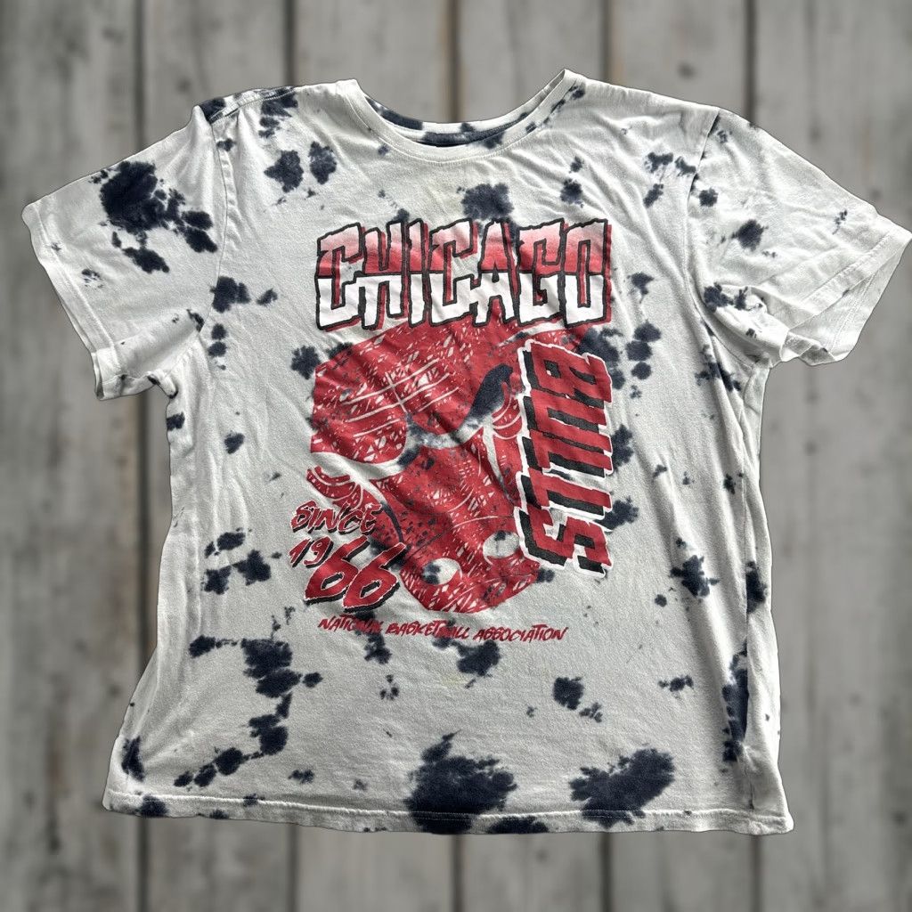 NBA VINTAGE Chicago Bulls Shirt Mens Large Gray Tie Dye NBA Basketball Graphic 1966 Retro Mens Size US L / EU 52-54 / 3 - 1 Thumbnail