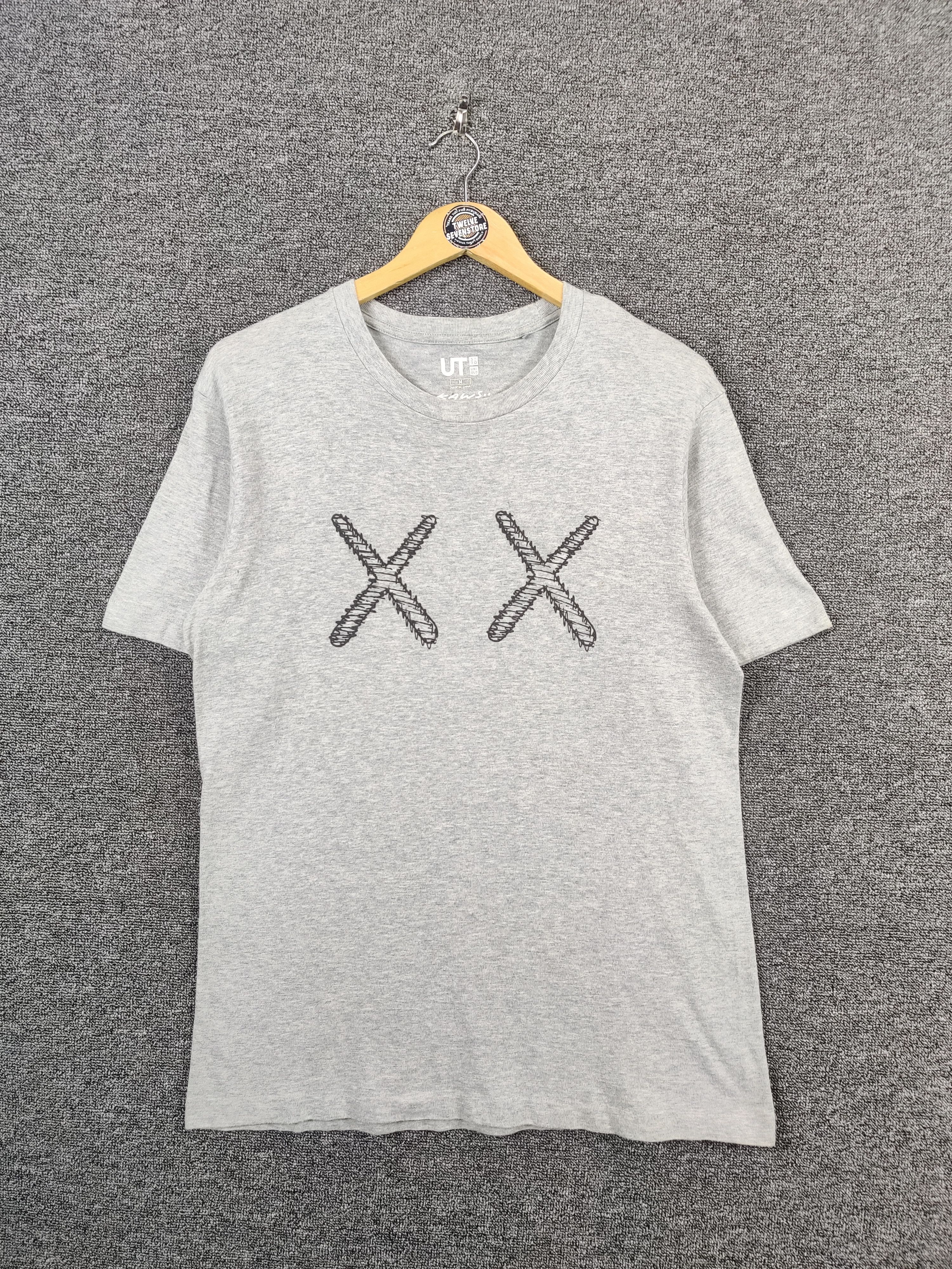 Kaws × Uniqlo Vintage Uniqlo x Kaws Tee Tshirt Size US M / EU 48-50 / 2 - 4 Thumbnail