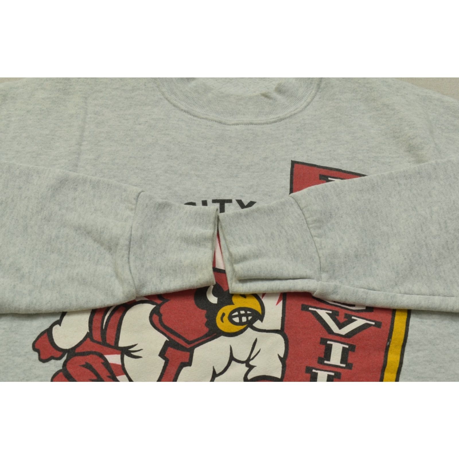 Vintage VINTAGE University of Louisville Cardinals Pullover Sweatshirt Gray L Men Regular Size Stain Logo Shirt Sweater Winter Fall Size US L / EU 52-54 / 3 - 6 Thumbnail