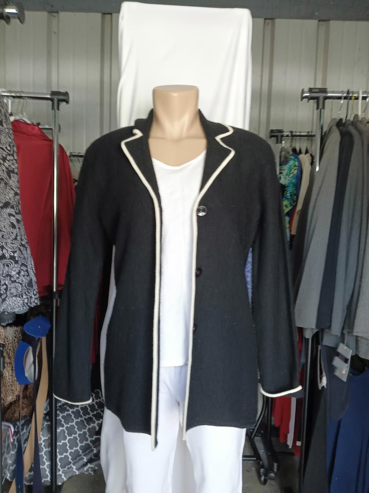 Designer Josephine Chaus Classic Black Wool Blazer with Ivory Trim Size S / US 4 / IT 40 - 1 Thumbnail