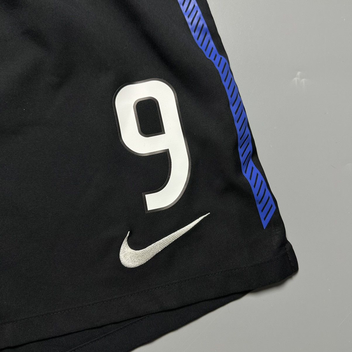 Nike INTER MILAN NIKE 2010/2011 FOOTBALL HOME SHORTS #9 FORLAN Size US 33 - 3 Thumbnail