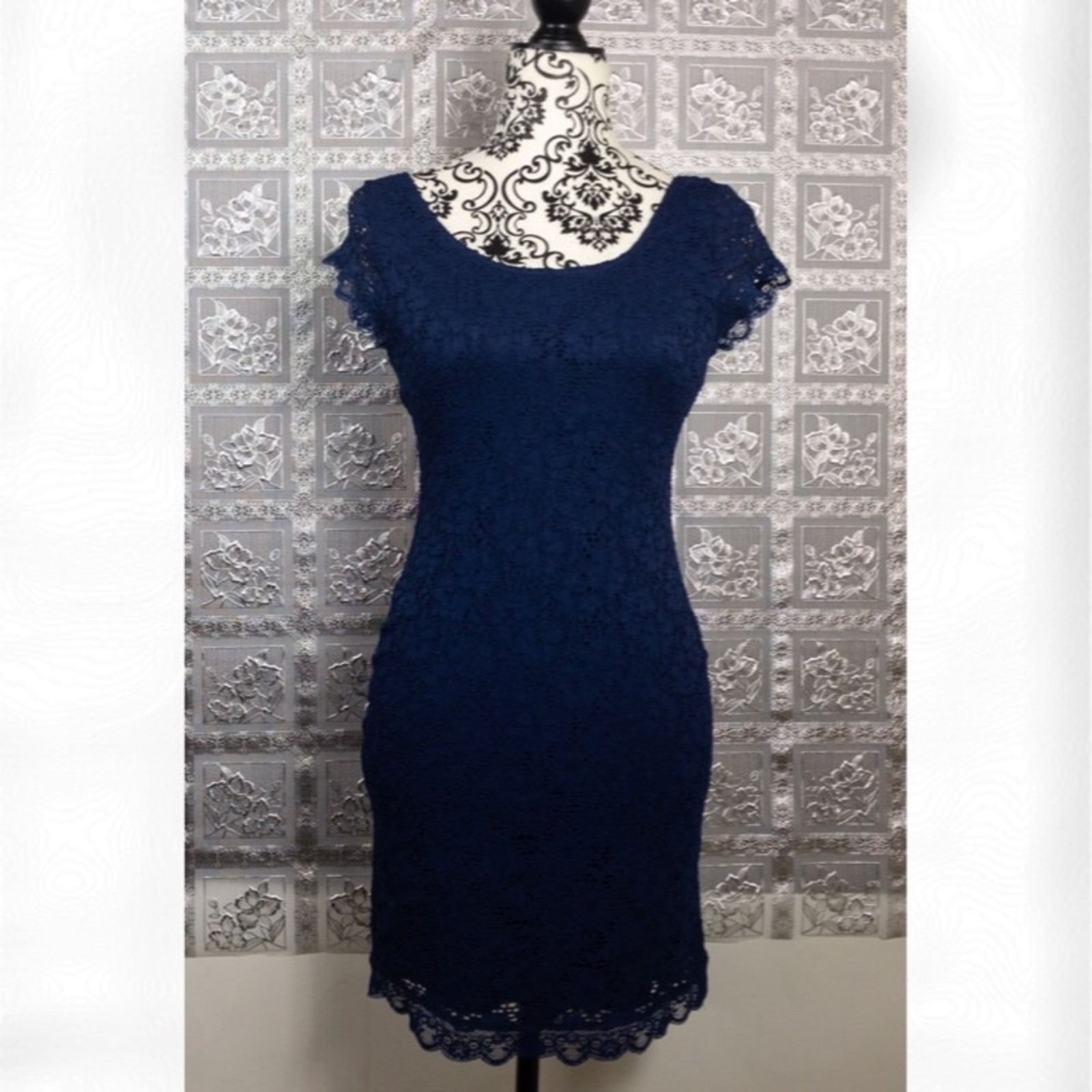 Forever 21 NWT Forever 21 Navy Blue Floral Lace Dress Size M Size M / US 6-8 / IT 42-44 - 1 Thumbnail