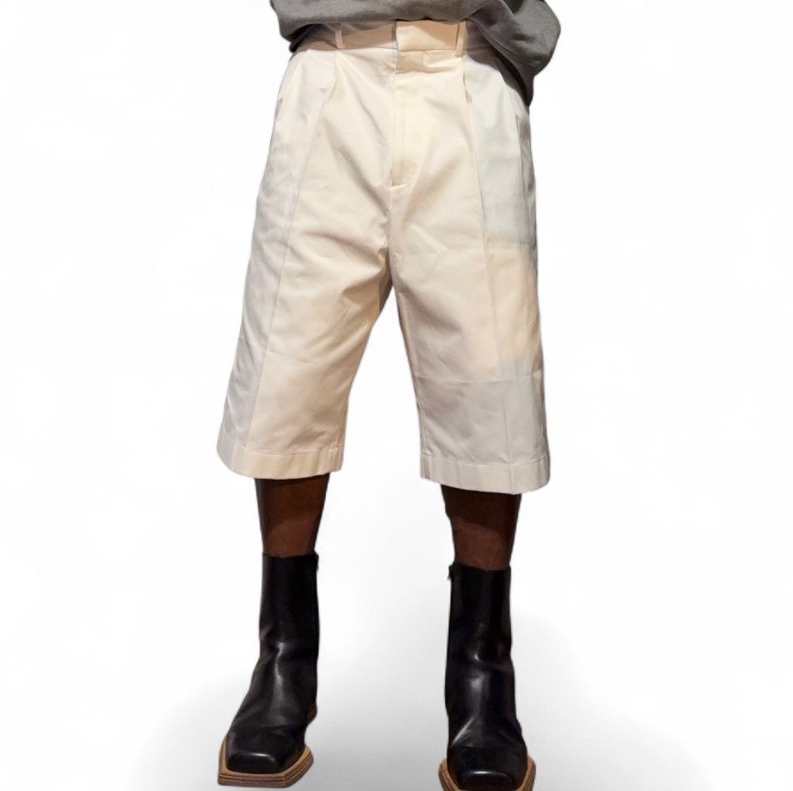 Alexander McQueen Alexander McQueen oversized cream-white pleated shorts Size US 34 / EU 50 - 6 Thumbnail