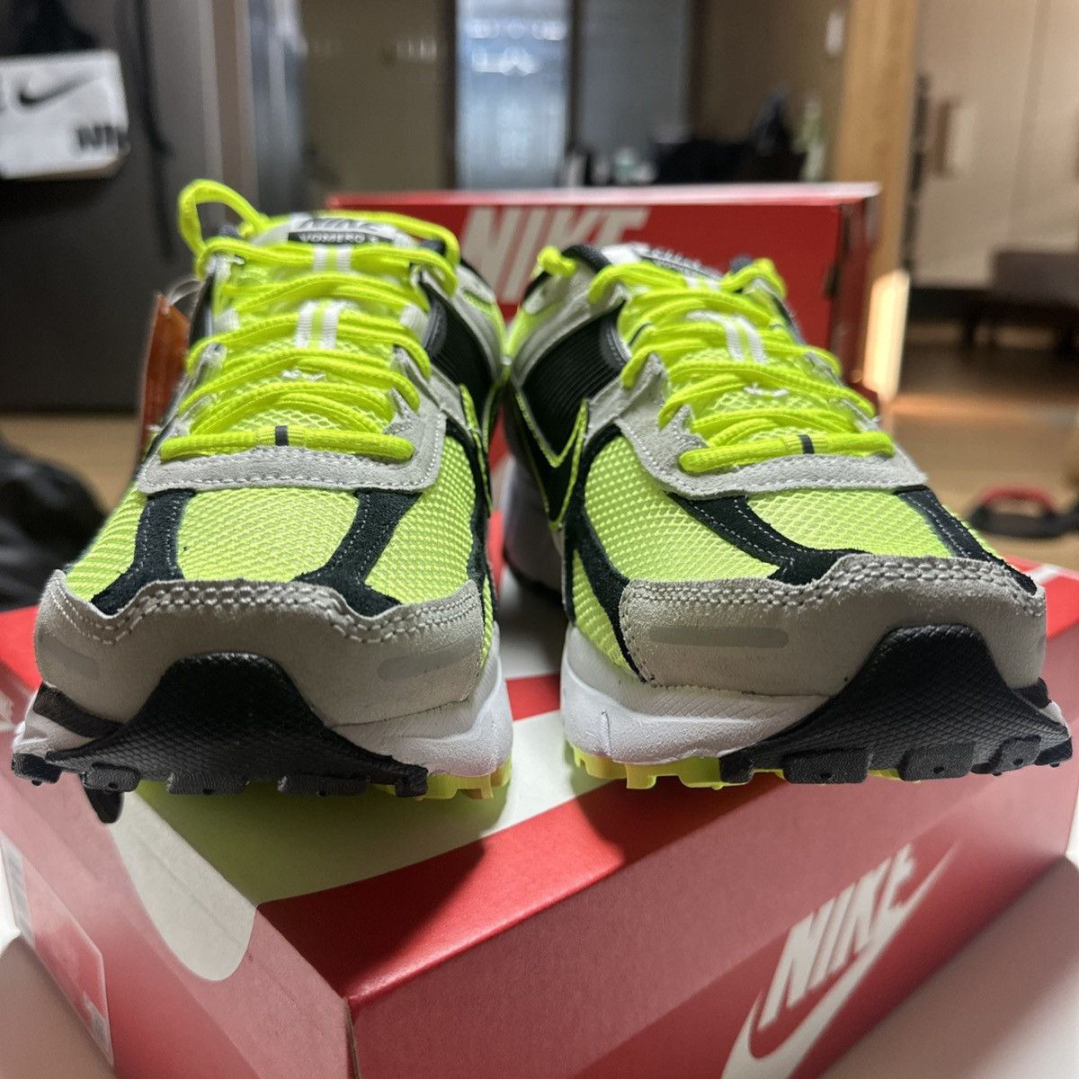 Nike *NEW* SZ 10.5 MENS, 12 WMNSN VOMERO 5 LIFE LIME VOLT/ NEON Size US 10.5 / EU 43-44 - 5 Thumbnail