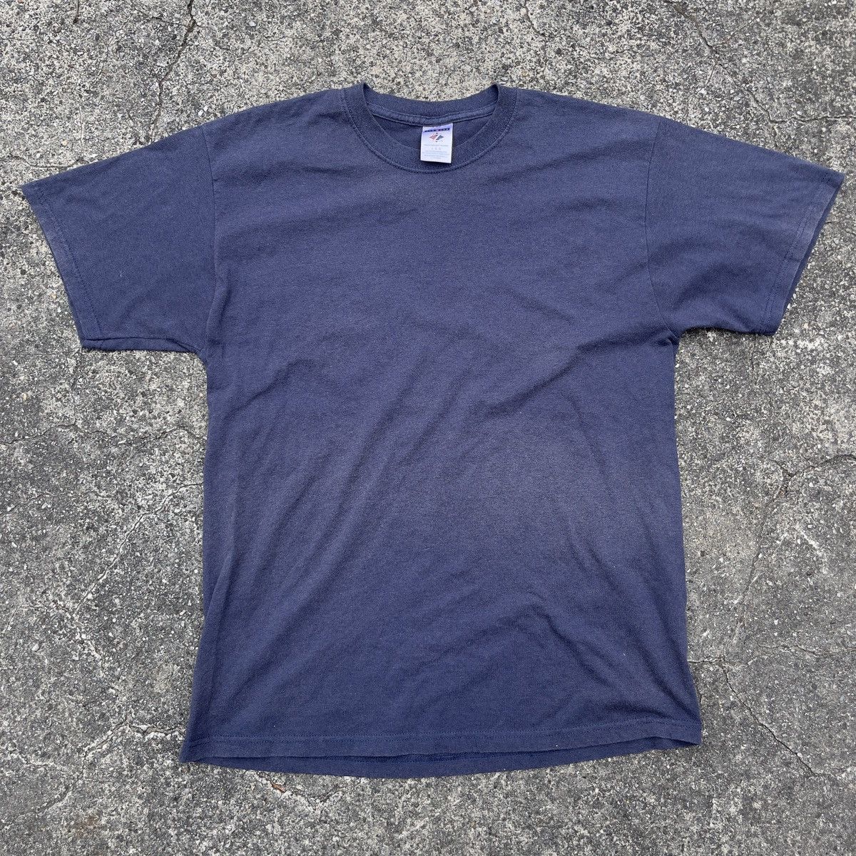Jerzees × Vintage Vintage 90s JERZEES Faded Navy Blank Shirt Size US L / EU 52-54 / 3 - 1 Thumbnail