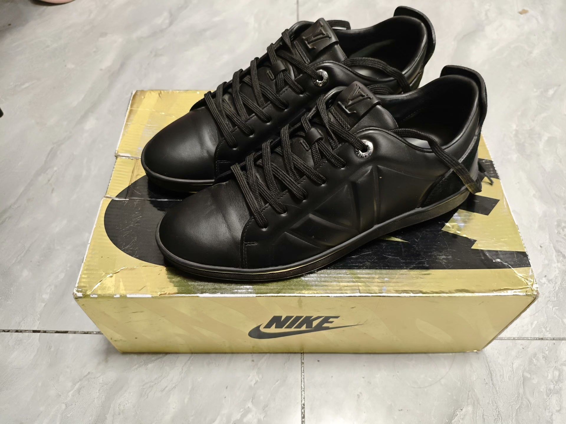 Louis Vuitton Louis Vuitton Retro Black Lowtop Sneakers 7.5 Men Size US 7.5 / EU 40-41 - 1 Thumbnail
