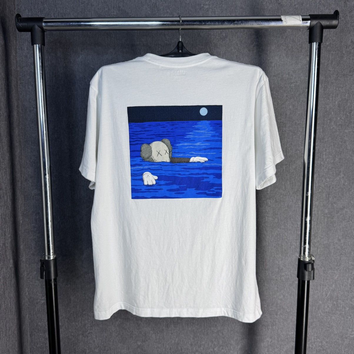 Kaws Uniqlo x Kaws t shirt big logo y2k tee Size US L / EU 52-54 / 3 - 1 Thumbnail