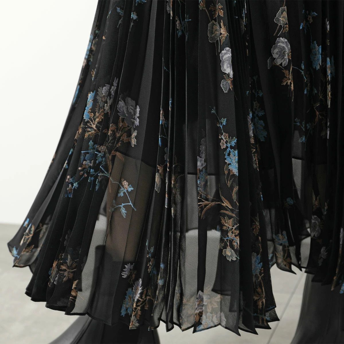 Celine o1w1db10125 2J369800T Silk Georgette Sunburst Pleats Skirt Size 26" / US 2 / IT 38 - 4 Thumbnail