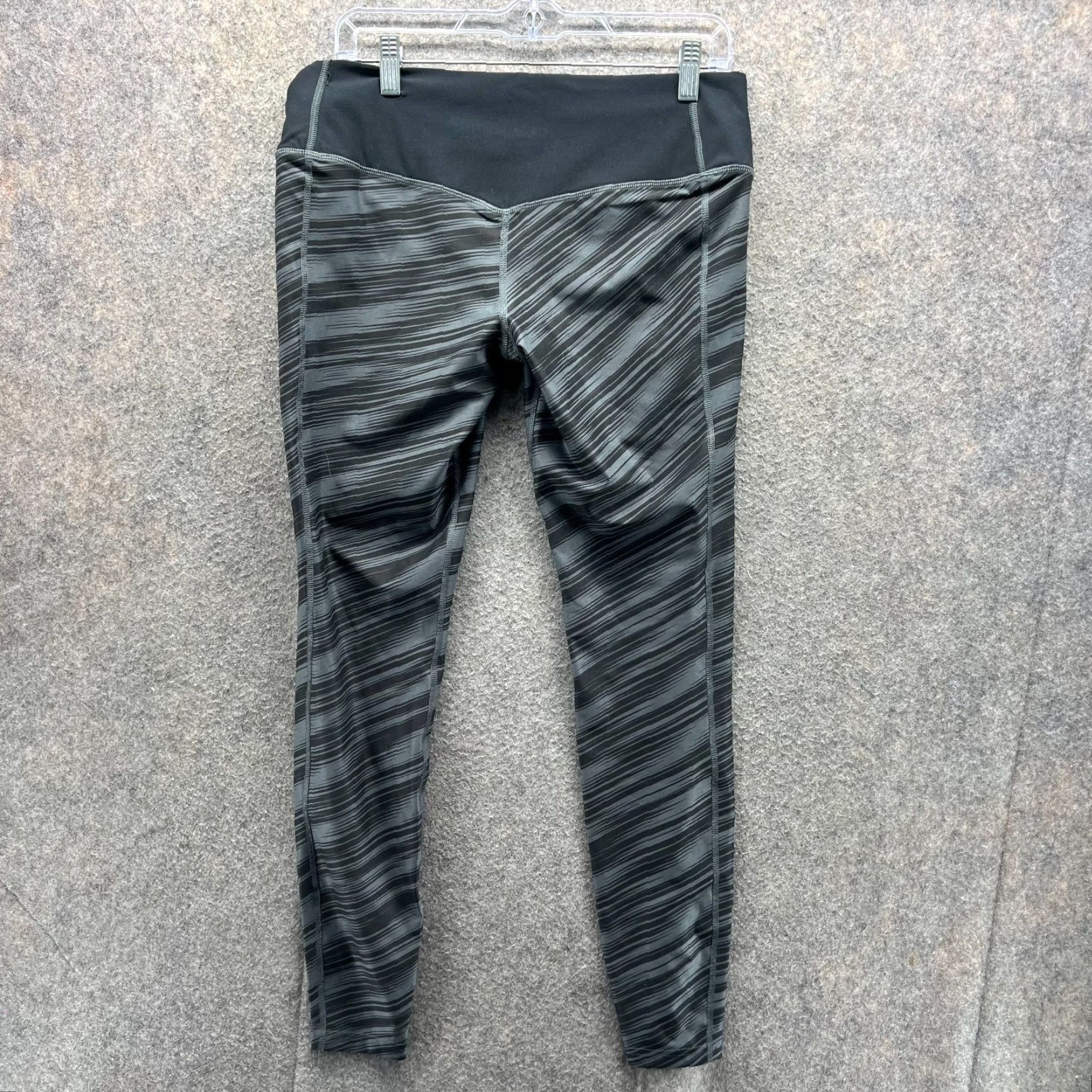 Nike Nike Leggings Women L Black Legend 2.0 Sportwear Dri Fit NEW Running Pants Cropped with Pockets Size 36" / US 14 / IT 50 - 2 Thumbnail