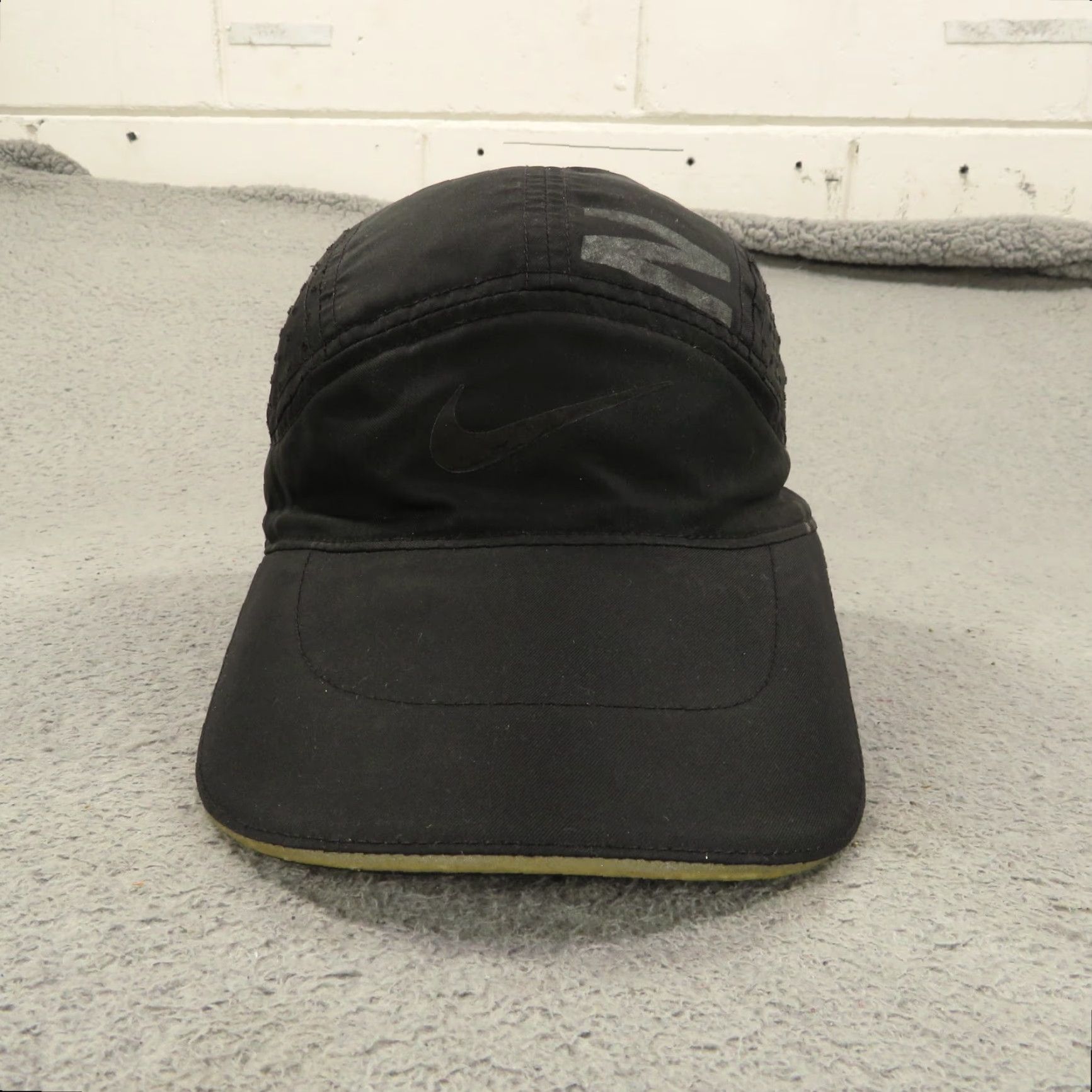 Nike VINTAGE Nike Hat Cap Strap Back Tailwind Black Silver Drifit Reflective Panel Runner Men Size ONE SIZE - 2 Thumbnail