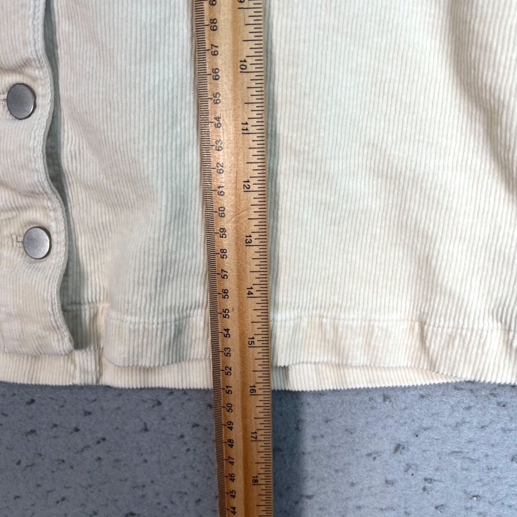 Uniqlo Uniqlo Beige Corduroy Mini Skirt With Button Front Womens Size 10 Size 32" / US 10 / IT 46 - 5 Thumbnail