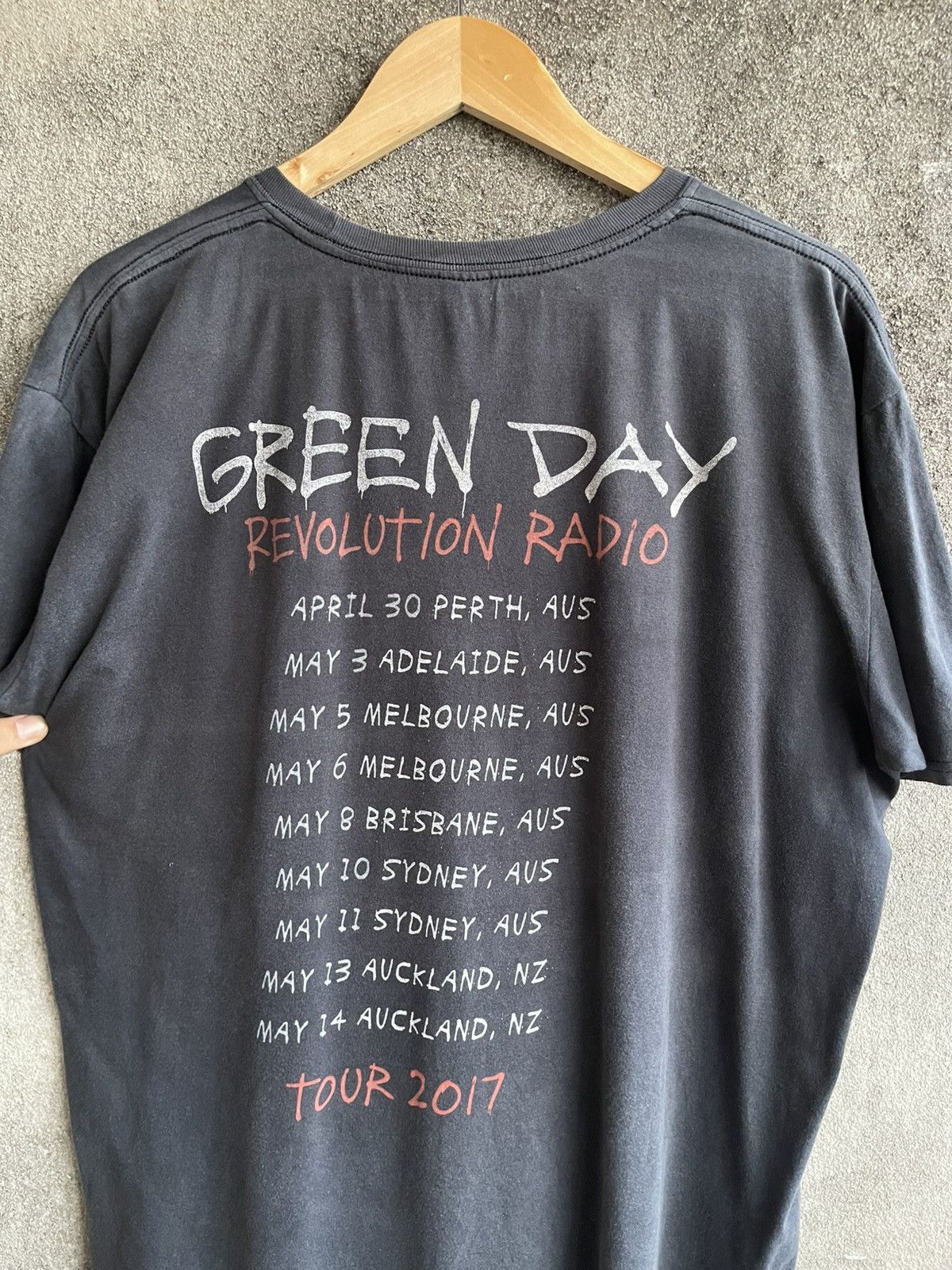 Band Tees Vintage💢GREEN DAY💢REVOLUTION RADIO TOUR 2017 Sun Faded Tee Size US XL / EU 56 / 4 - 3 Thumbnail