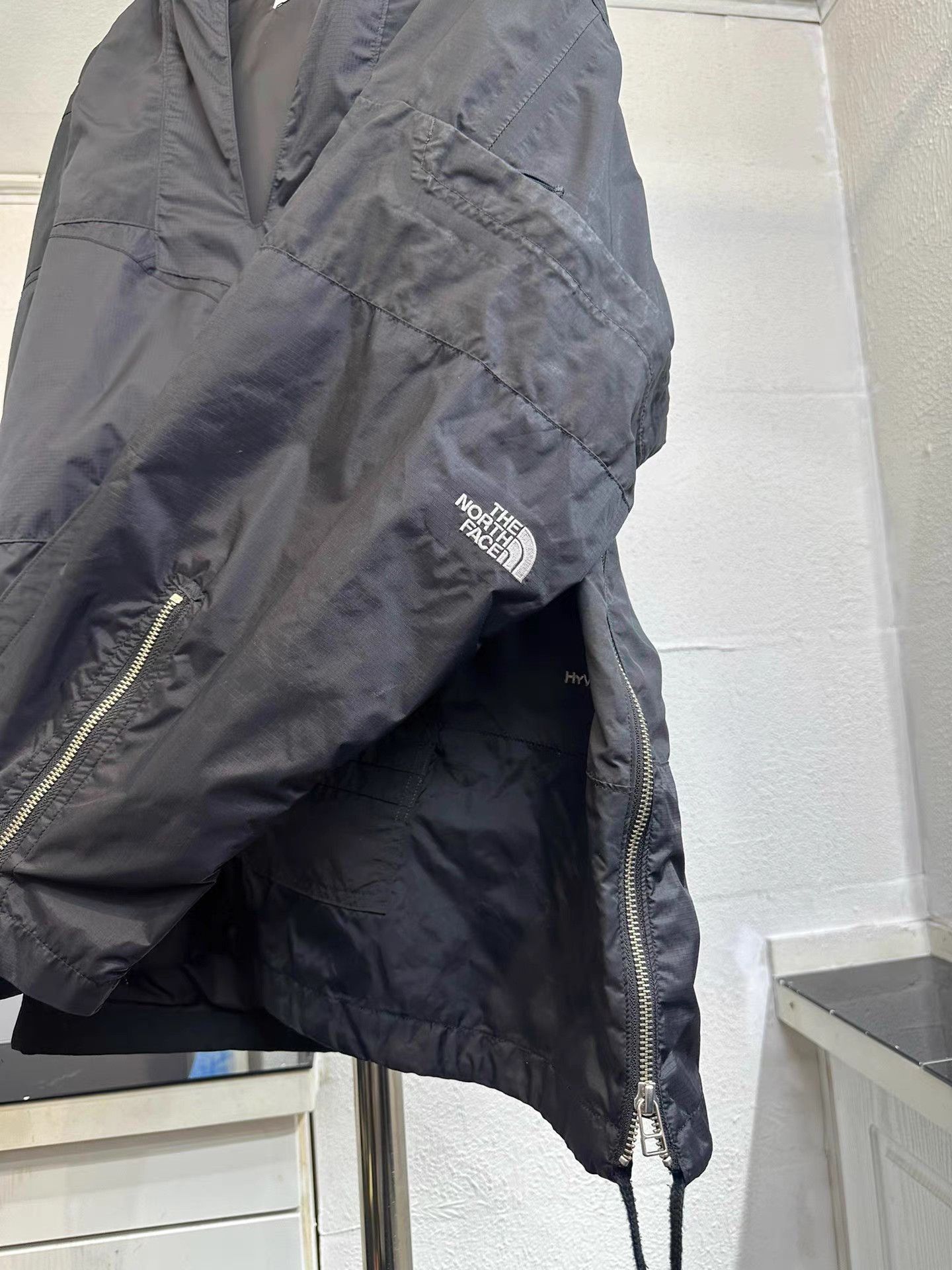 The North Face White Lightweight Jacket with Zip Pockets Size US M / EU 48-50 / 2 - 4 Thumbnail