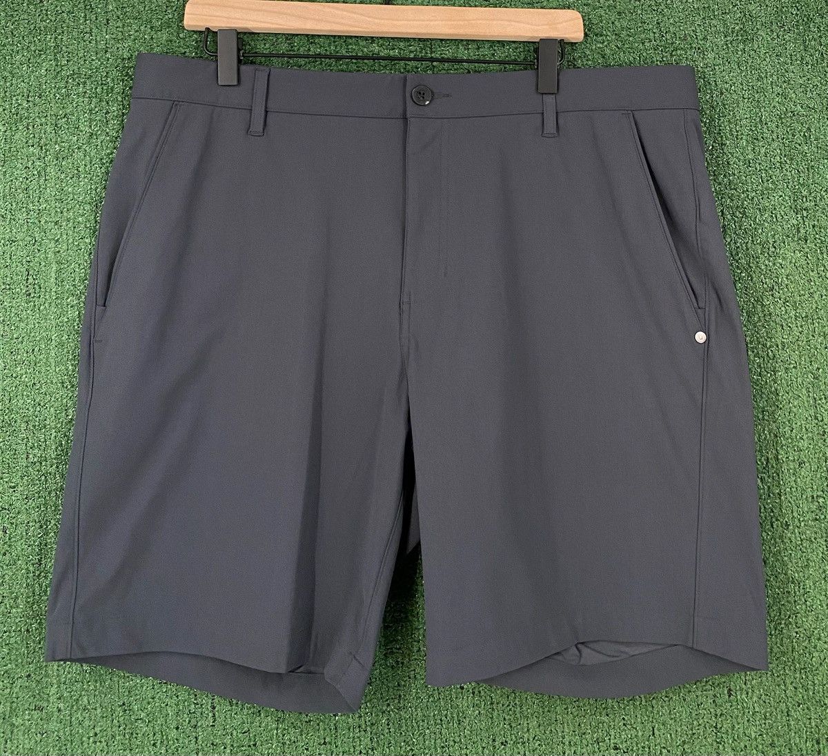 Vuori Vuori Meta Charcoal Dark Gray Performance Chino Shorts 38 Size US 38 / EU 54 - 1 Thumbnail