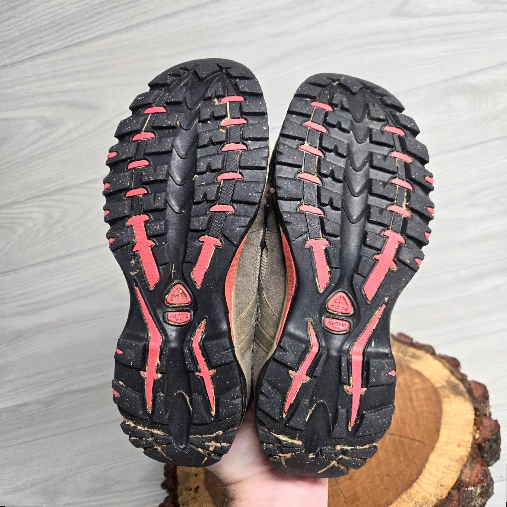 Nike ACG Nike ACG Hiking Sneaker Women's Low Top Brown 8 Standard Width Size US 8 / IT 38 - 6 Thumbnail
