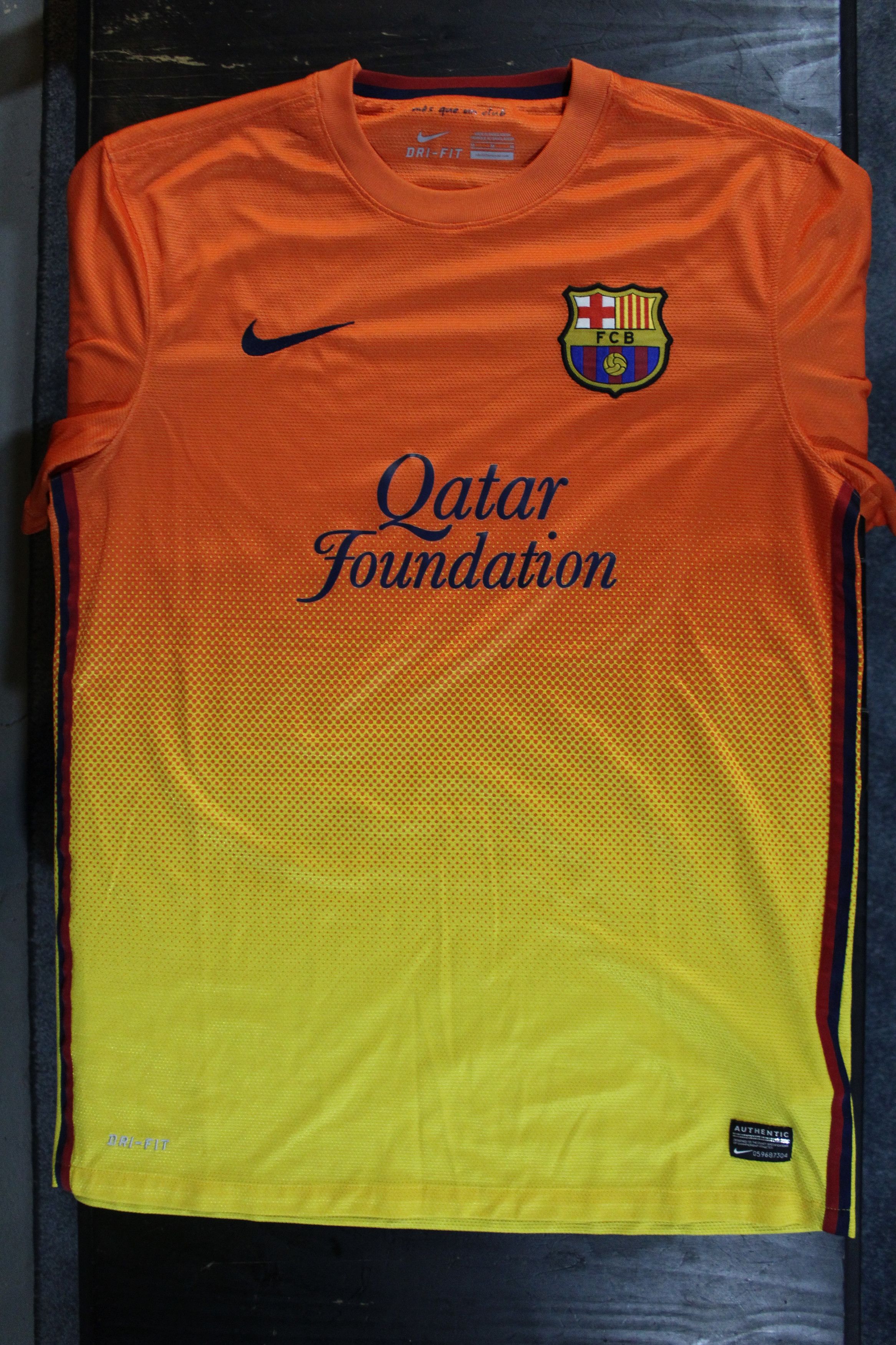Nike BARCELONA FC NIKE 2012 2013 AWAY SOCCER JERSEY / SIZE MEDIUM Size US M / EU 48-50 / 2 - 1 Preview