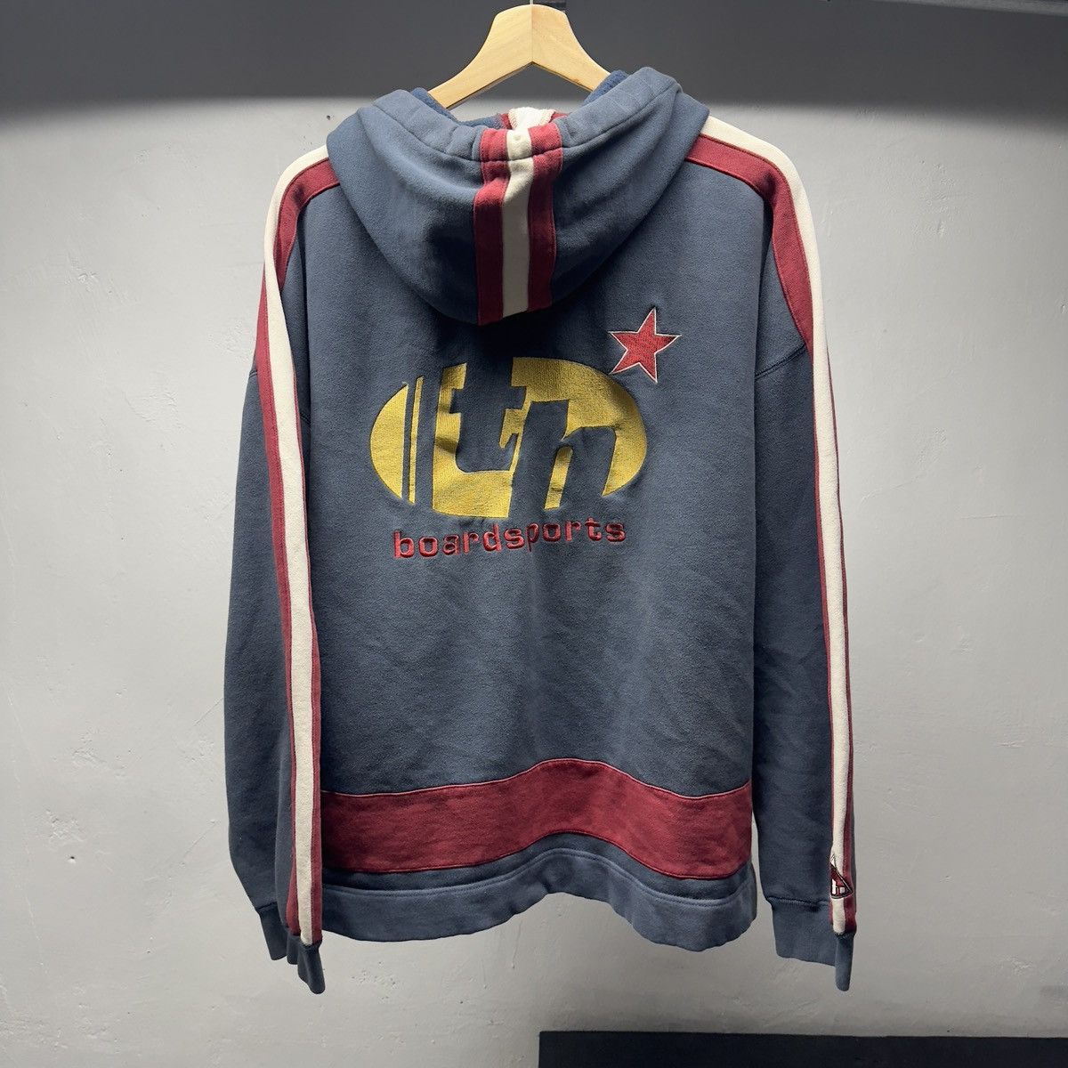 Vintage Tommy Hilfiger Boardsports Hoodie Thrashed Faded ERD Grunge Size US XL / EU 56 / 4 - 2 Thumbnail