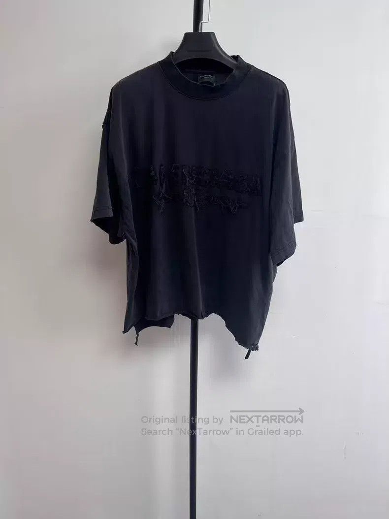 Balenciaga Balenciaga Round Neck Alphabet Frayed Short Sleeve T-Shirt Size US M / EU 48-50 / 2 - 1 Thumbnail