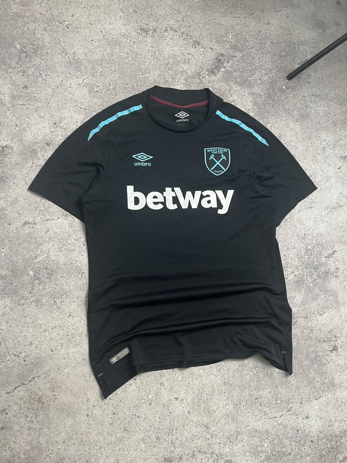 Umbro UMBRO FC WEST HAM UNITED SOCCER JERSEY FOOTBALL SHIRT Size US L / EU 52-54 / 3 - 2 Thumbnail