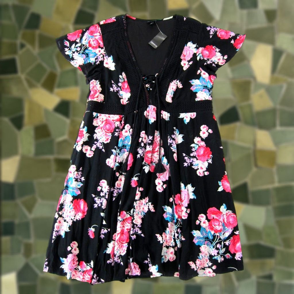 Torrid NWT Torrid Black Pink Floral Rose Short Sleeve Pocket V-Neck Smock Dress 1X Size 40" / US 18 - 1 Thumbnail