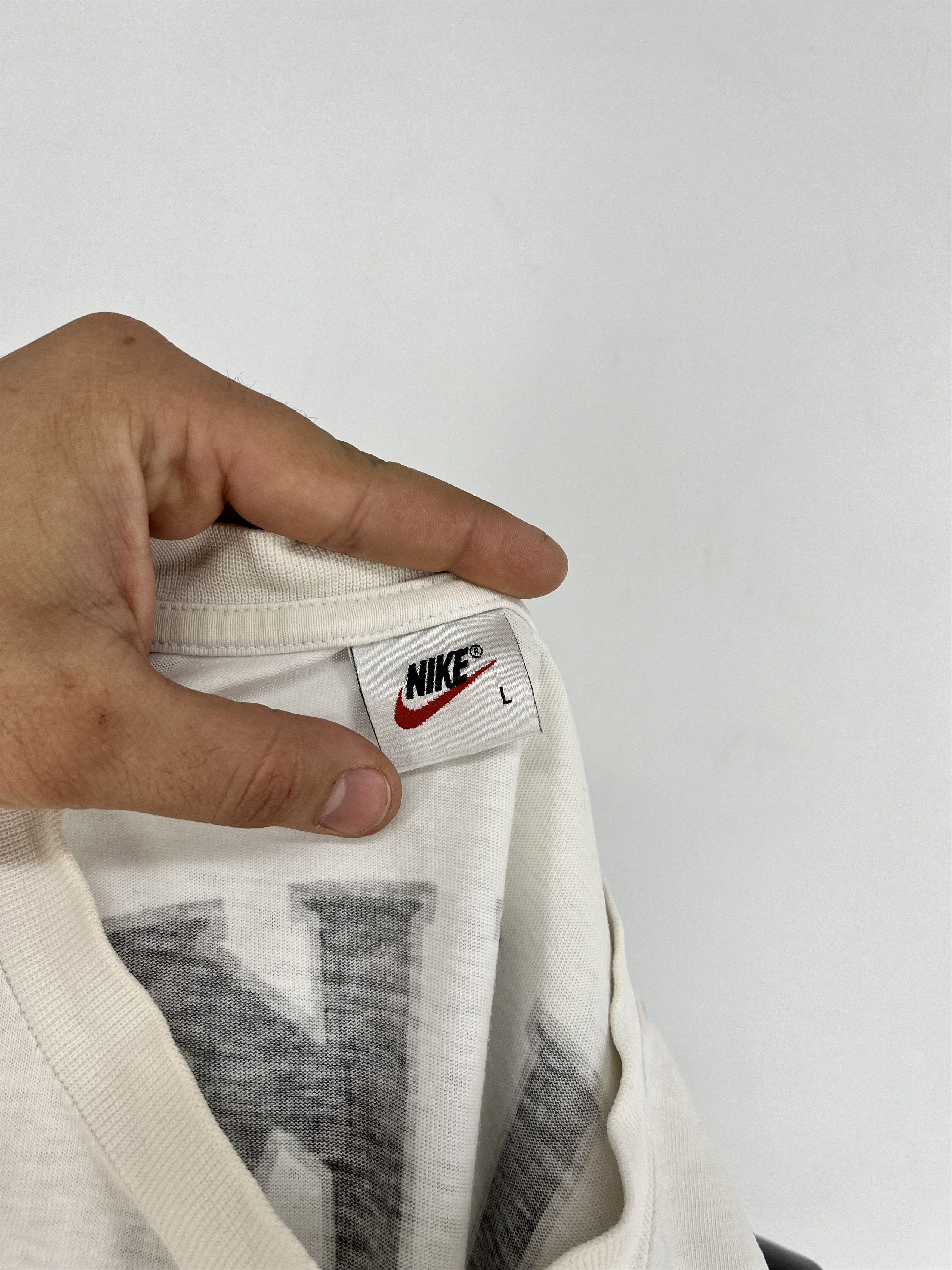 Other Vintage 90s Nike Basketball T-Shirt Big Swoosh Logo Y2K Size US L / EU 52-54 / 3 - 12 Thumbnail