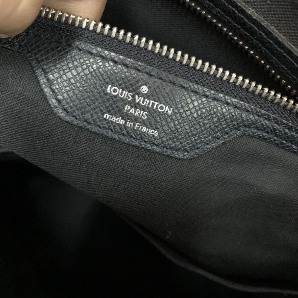 Louis Vuitton Louis Vuitton Taiga Leather Mesengger Bag Size ONE SIZE - 15 Thumbnail