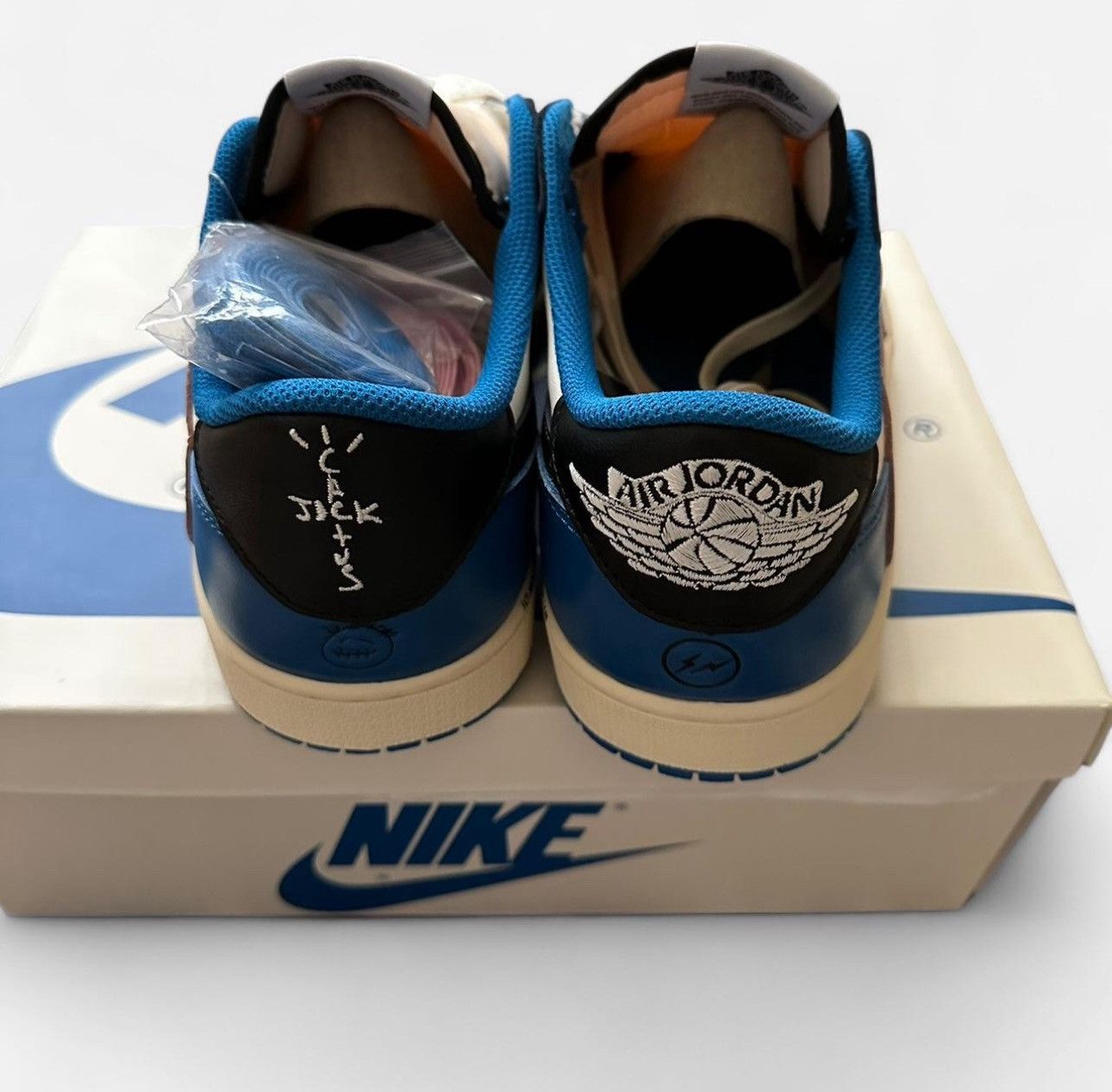 Fragment Design × Nike × Travis Scott Travis Scott Fragment Jordan 1 low Size US 10 / EU 43 - 3 Thumbnail