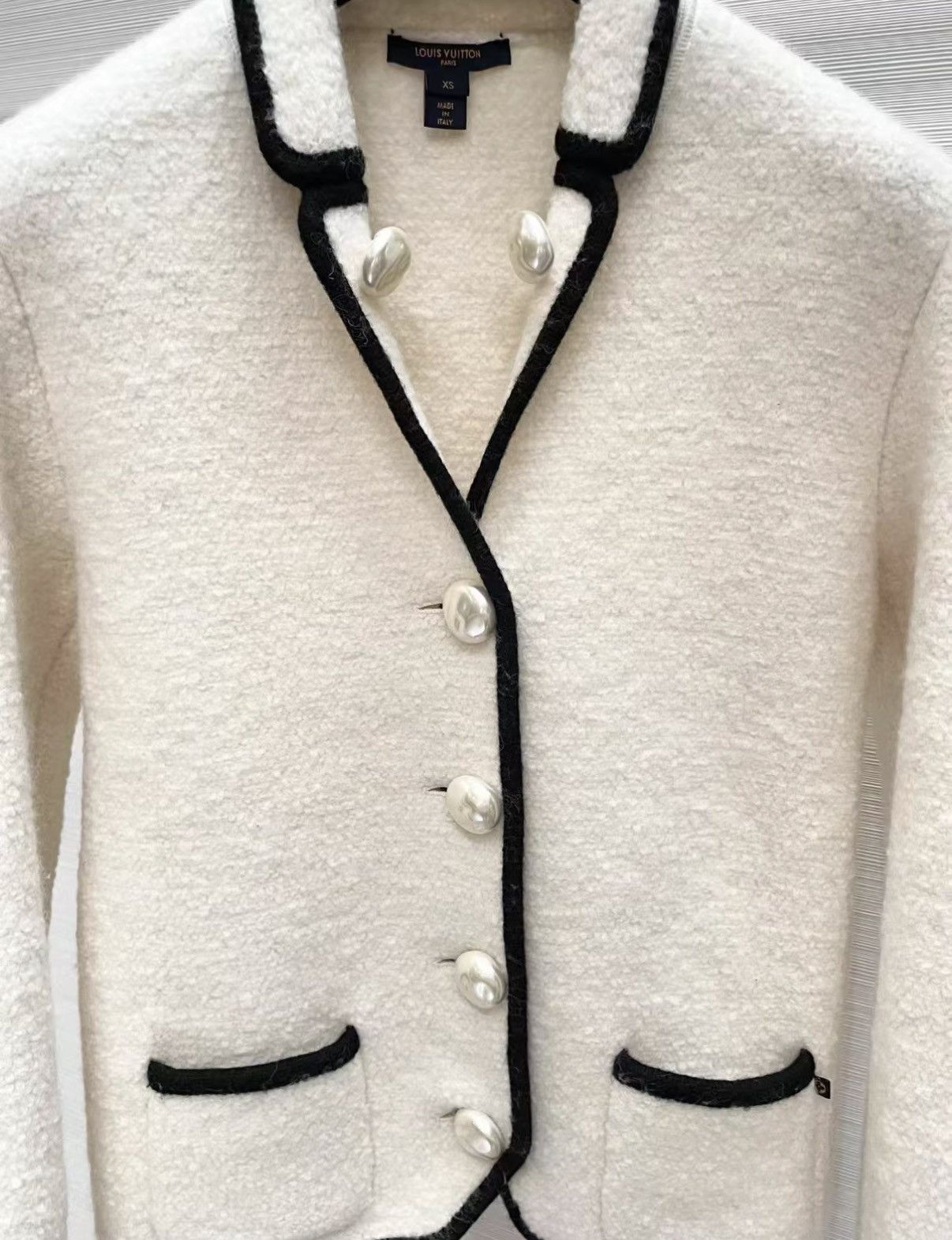Louis Vuitton Louis Vuitton Lapel Wool Jacket with Pearl Buttons J33 Size XS / US 0-2 / IT 36-38 - 3 Thumbnail
