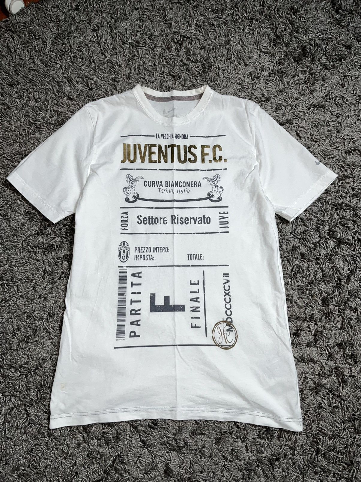 Nike NIKE JUVENTUS PROMO “ SHIRT LIKE A TICKET” FOOTBALL TEE Size US L / EU 52-54 / 3 - 1 Thumbnail