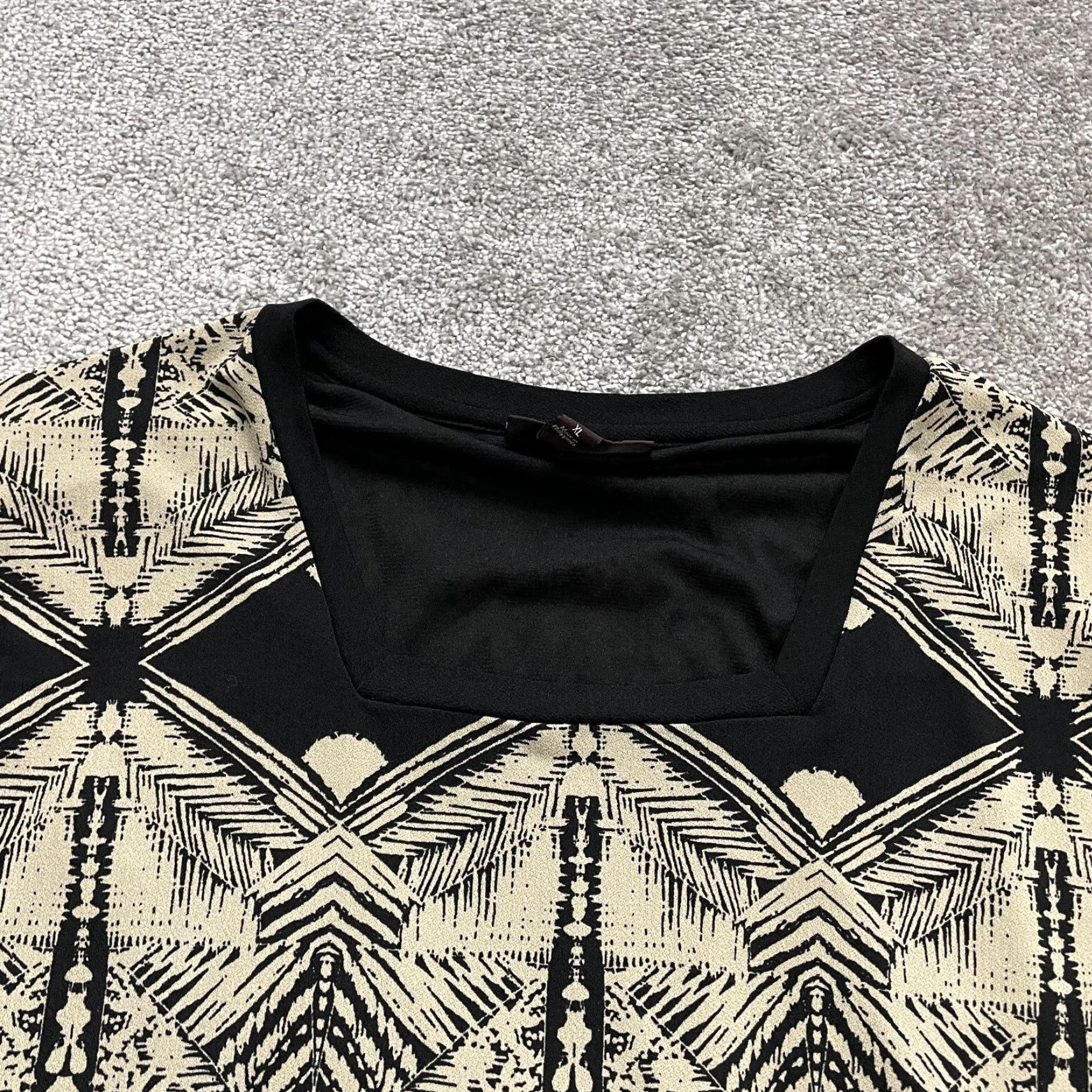 Vintage Dana Buchman Blouse Womens XL Beige White Geometric V-Neck Short Sleeve Casual Size XL / US 12-14 / IT 48-50 - 3 Thumbnail