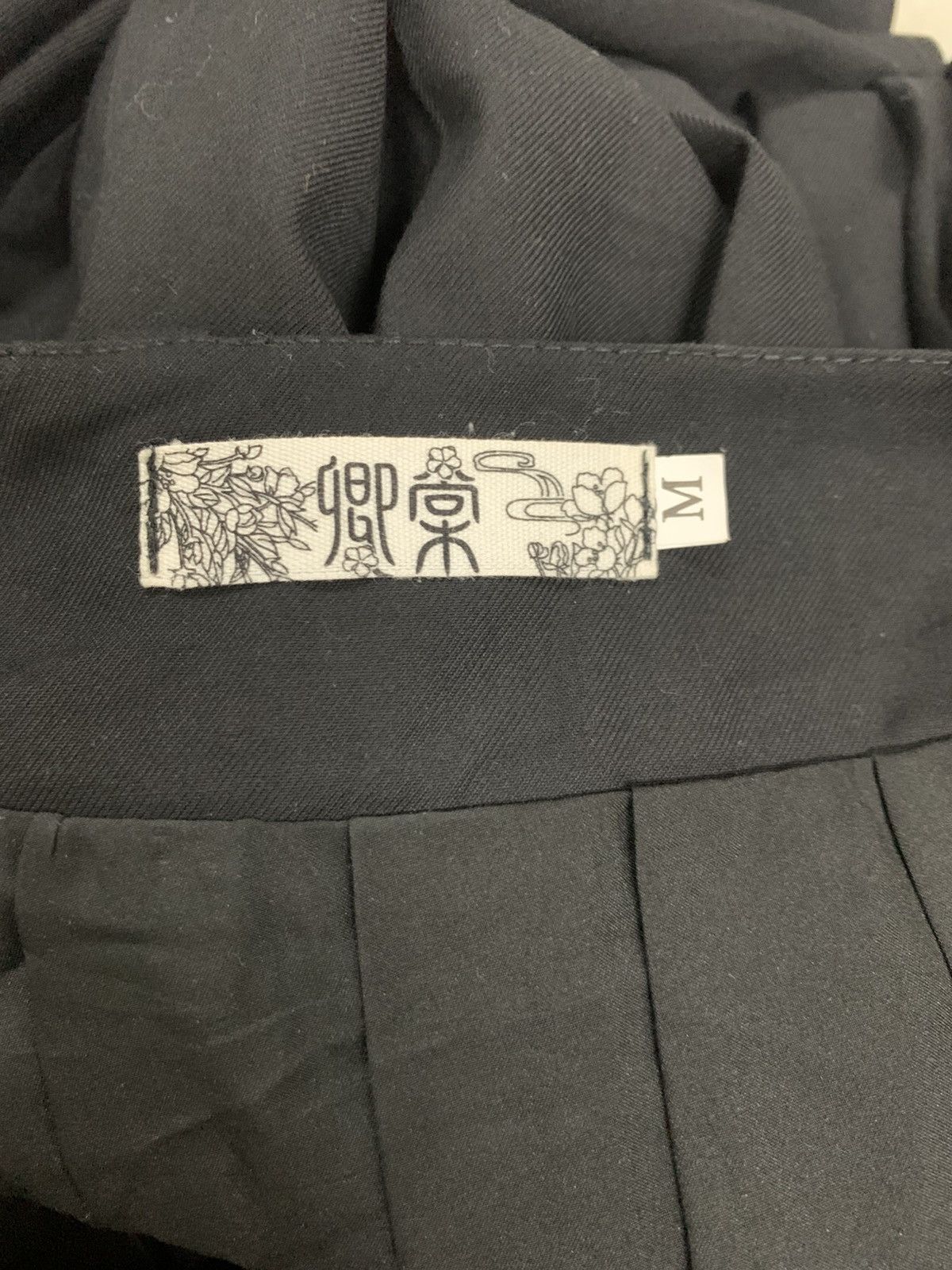 Japanese Brand Asymmetric mode center zip-up pleated skirt Size 27" / US 4 / IT 40 - 7 Thumbnail