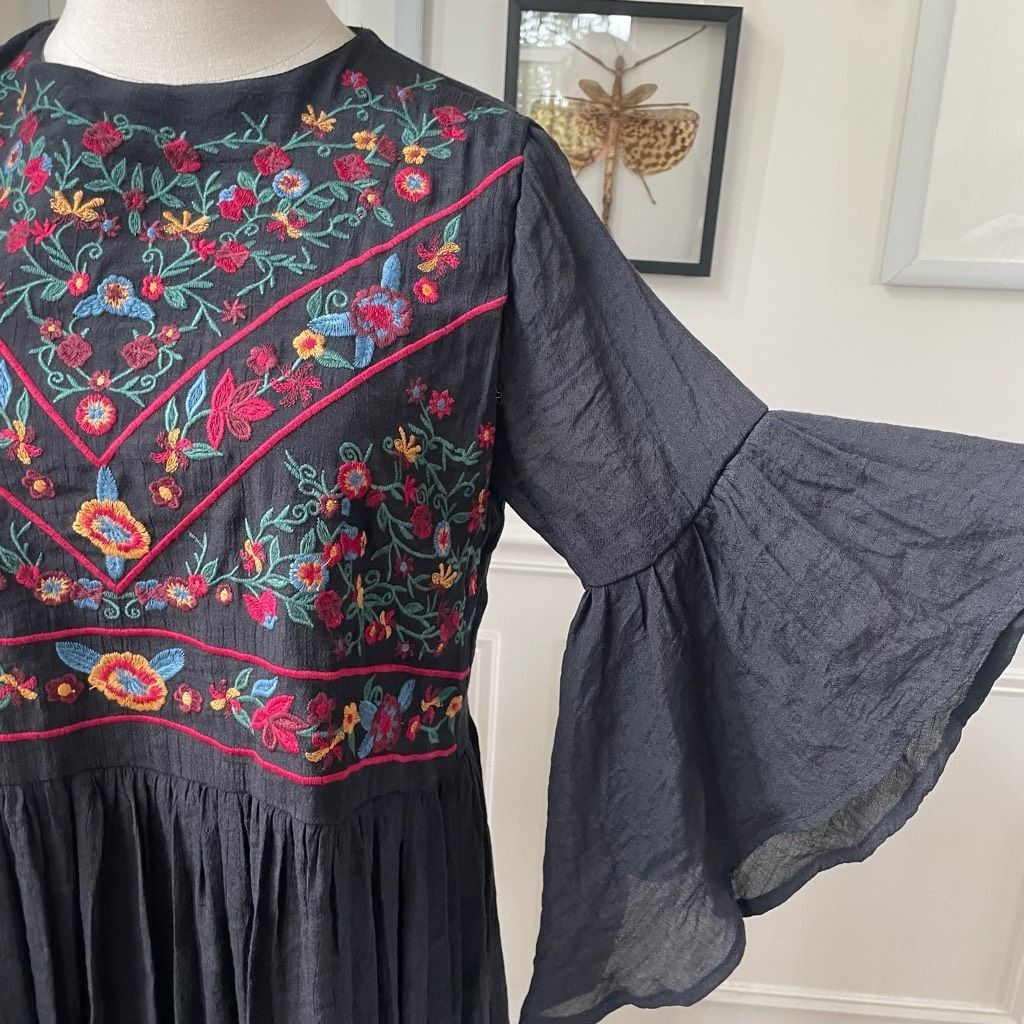 Other NWT Umgee Black Embroidered Trumpet Sleeve Dress S Size S / US 4 / IT 40 - 3 Thumbnail