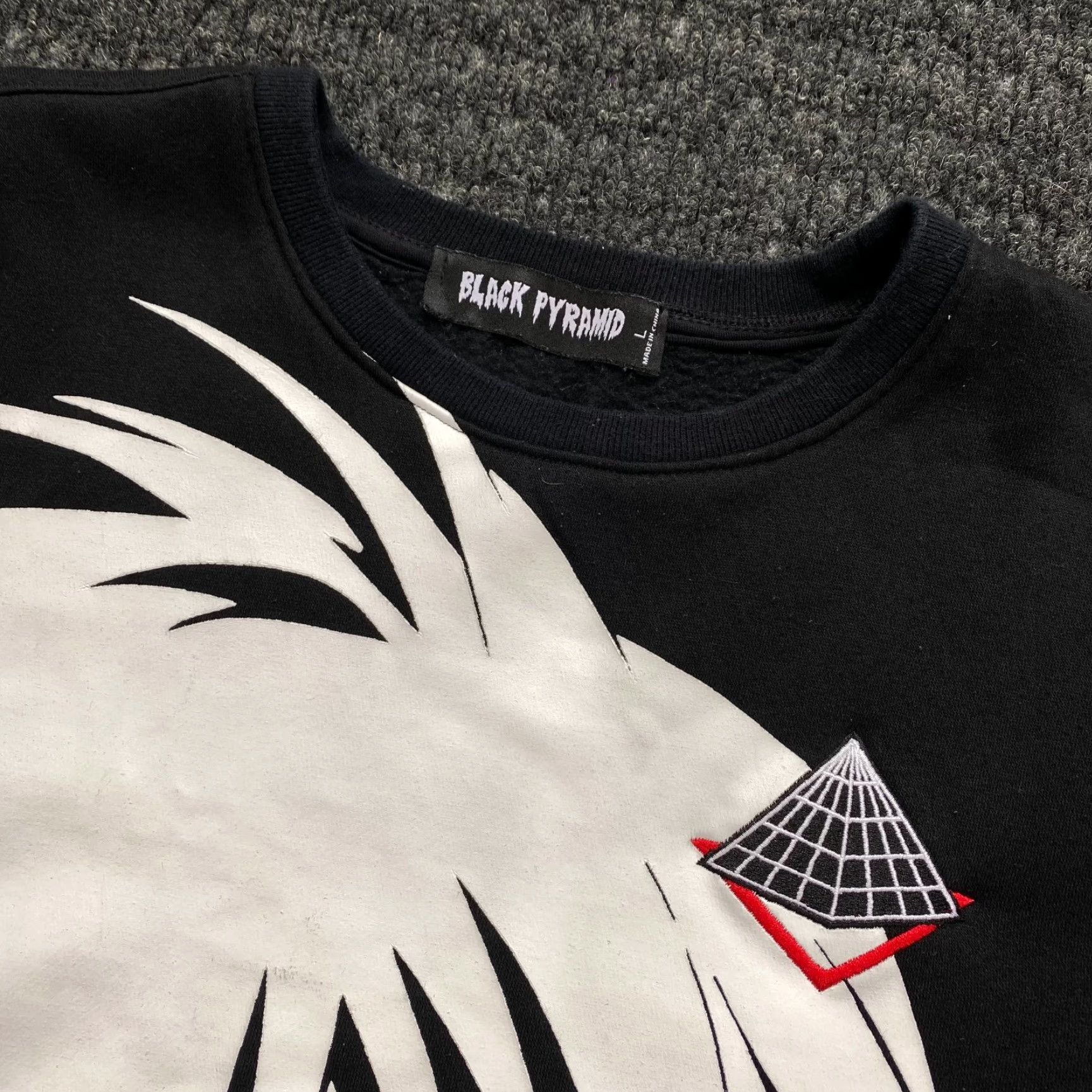 Black Pyramid Black Pyramid Sweatshirt Crewneck L Men Black Anime Face Silhouette Graphic Print Long Sleeve Cotton Fleece Pullover Size US L / EU 52-54 / 3 - 2 Thumbnail
