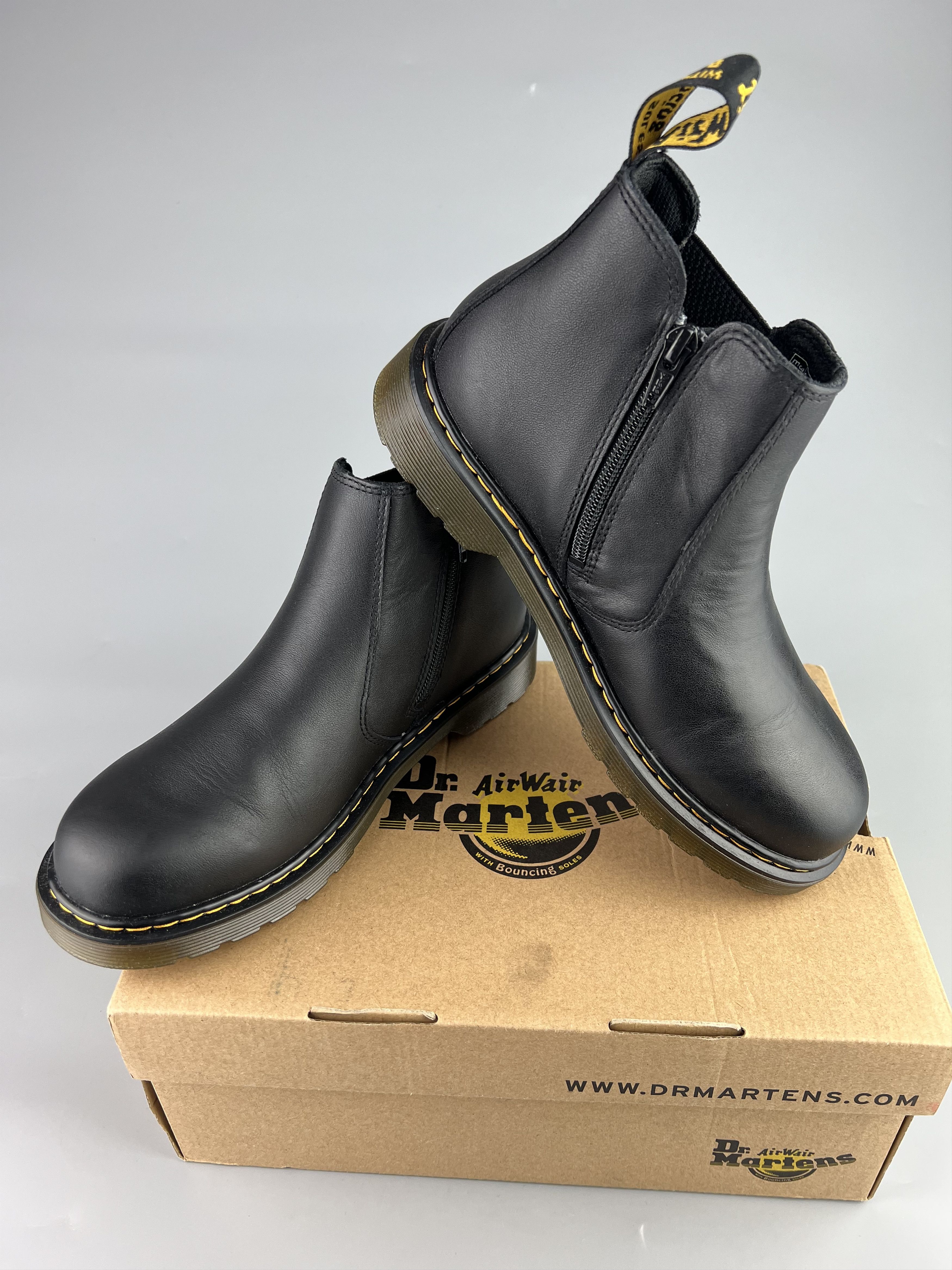 Dr. Martens Dr.Martens 2976 Women's Black Chelsea Boots US7 UK5 EU38 Size US 7 / IT 37 - 5 Thumbnail