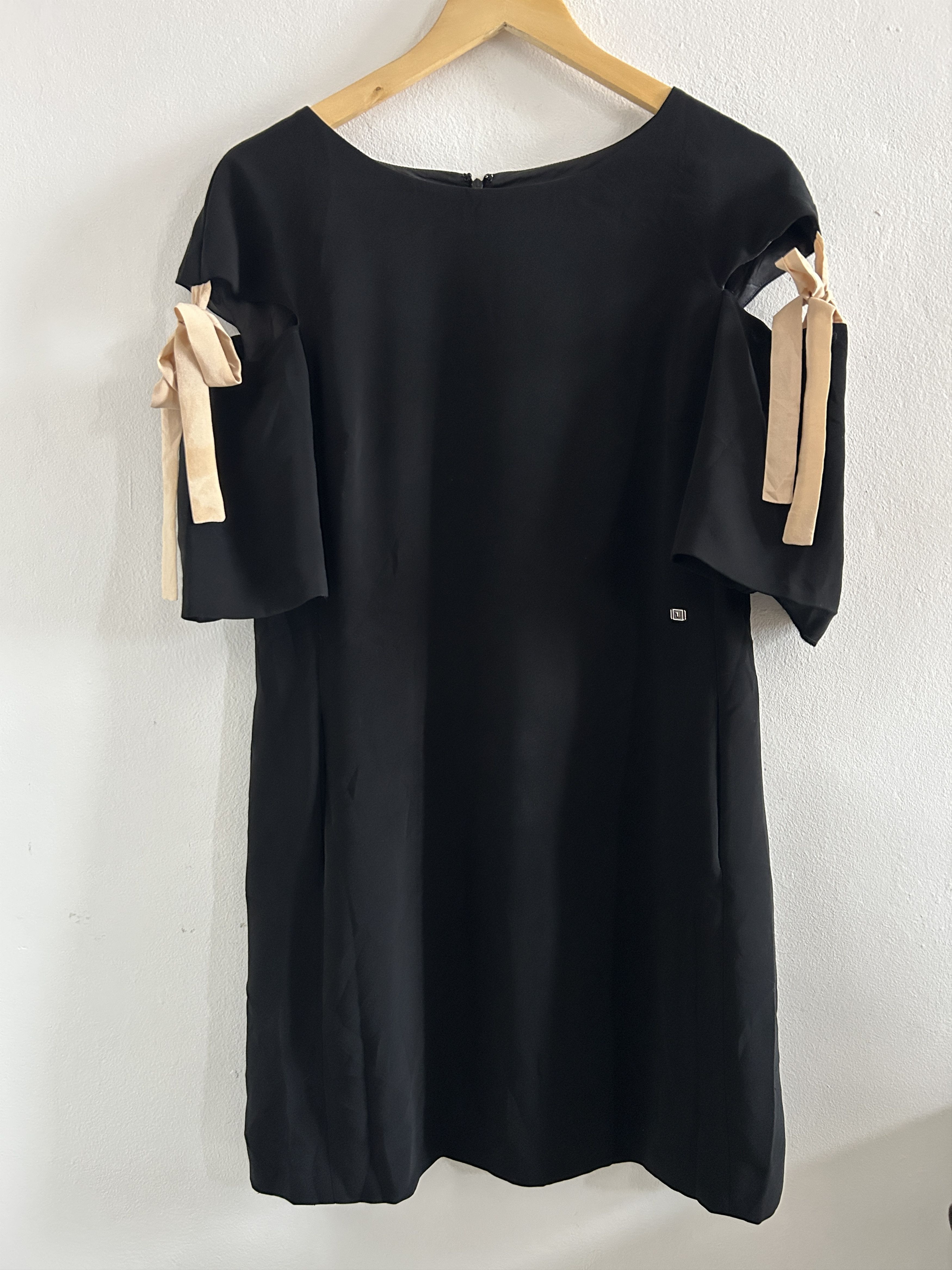 Trussardi Vintage Trussardi Black Cold Shoulder Dress Size M / US 6-8 / IT 42-44 - 11 Thumbnail