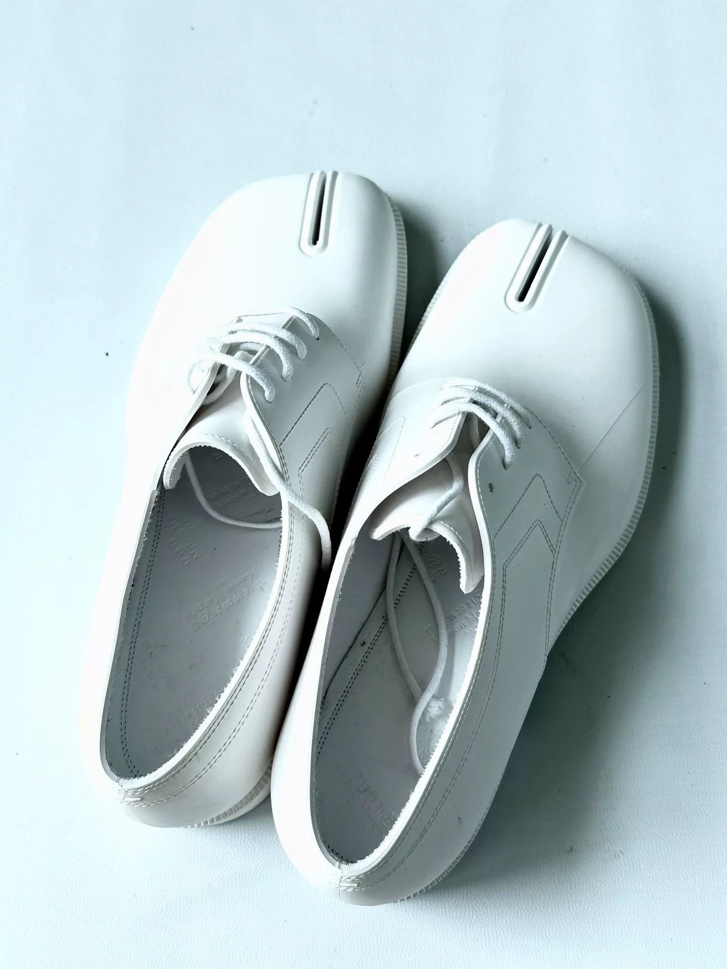 Maison Margiela Maison Margiela White Tabi Rubber Split-Toe Shoes Size US 7 / EU 40 - 2 Thumbnail