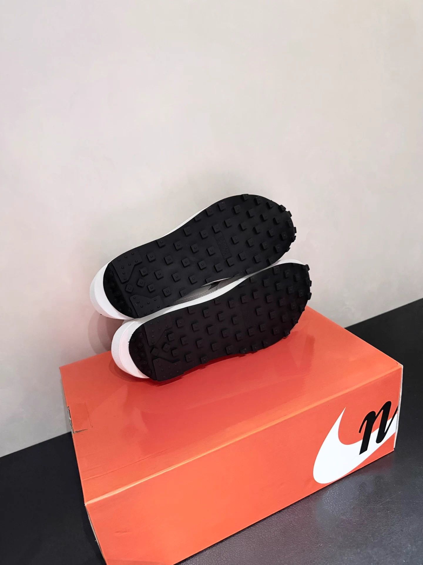 Nike Sacai x Nike LDWaffle Vintage Low Top Sneaker White Size US 10 / EU 43 - 3 Thumbnail