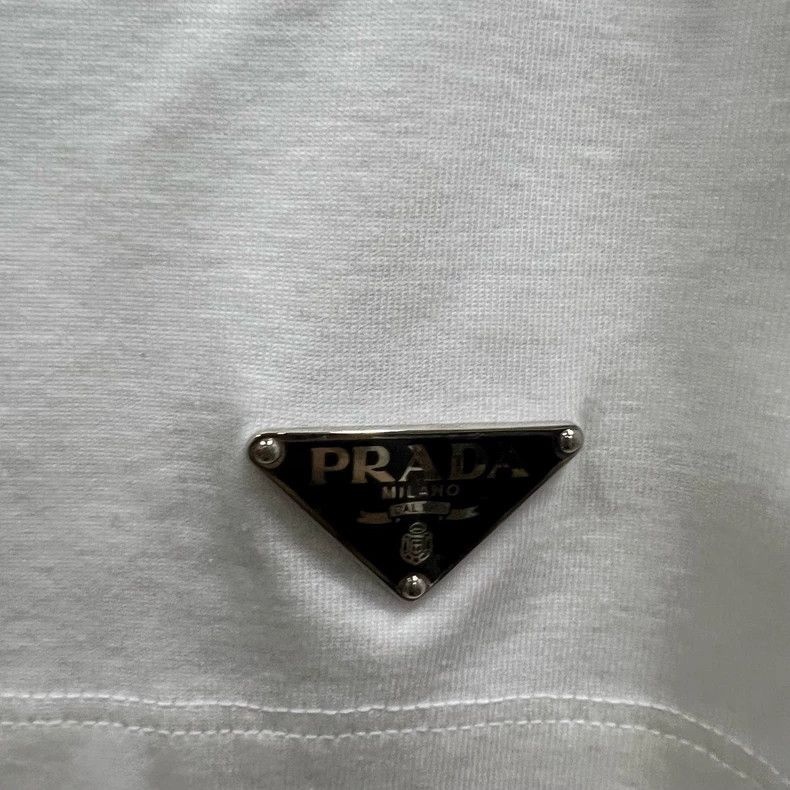 Prada Prada White triangle logo short skirt 2502-Nextarrow Size 28" / US 6 / IT 42 - 2 Thumbnail