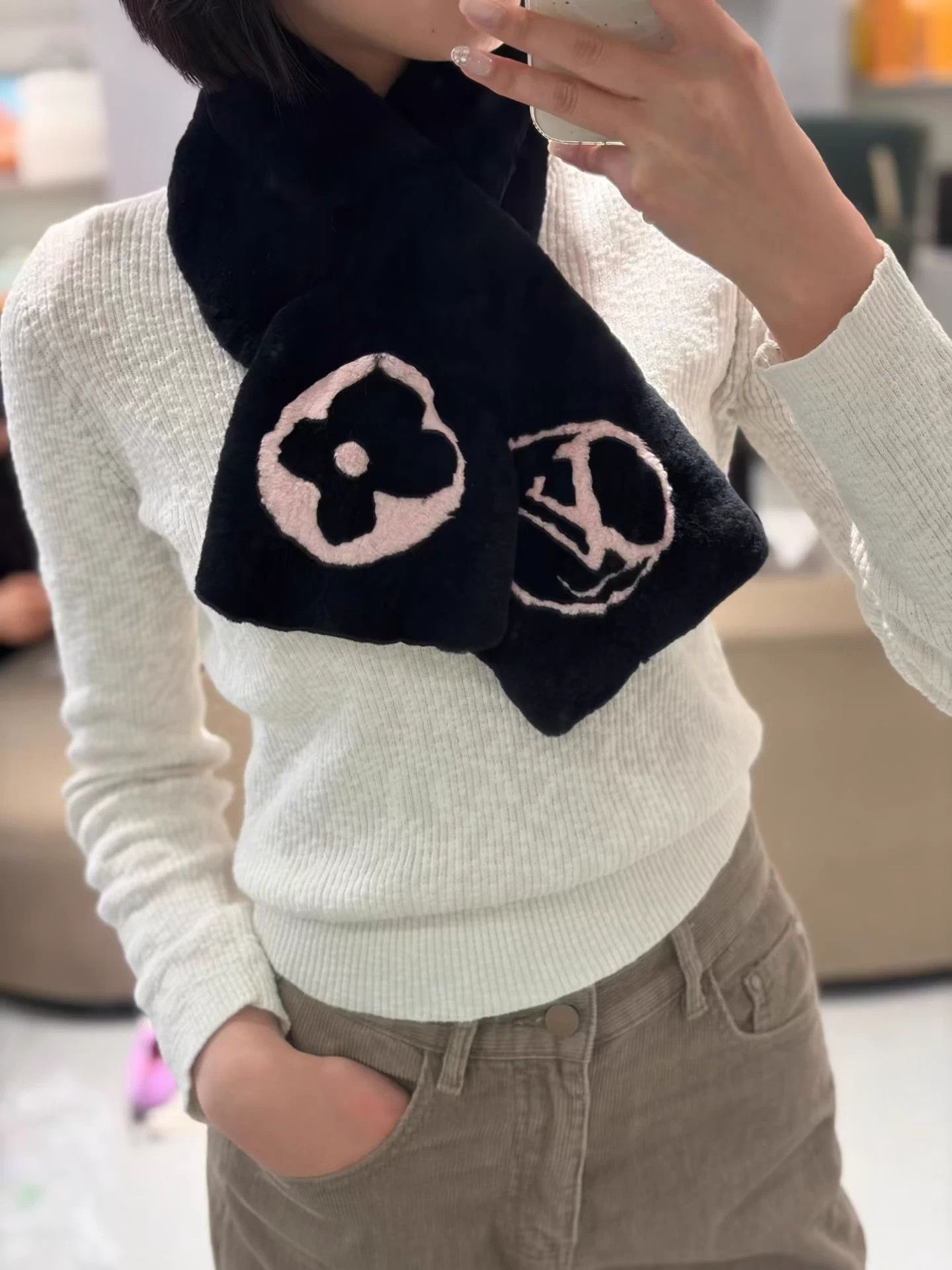 Louis Vuitton LV black rabbit fur logo scarf deadstock Size ONE SIZE - 6 Thumbnail