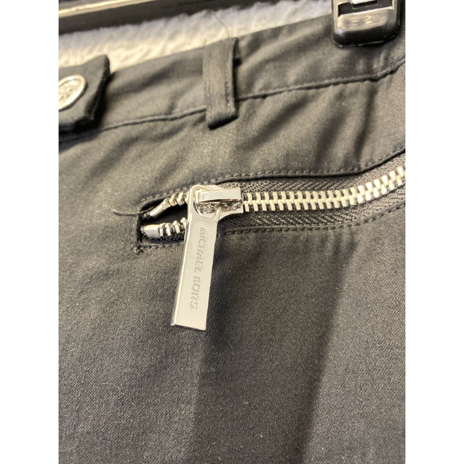 Michael Kors VINTAGE? No — Michael Kors Izzy Skinny Cropped Pants Black 6 Women Slim Low Rise 28 Inseam Zip Button Logo Pocket Slit 1233 Size 28" / US 6 / IT 42 - 3 Thumbnail
