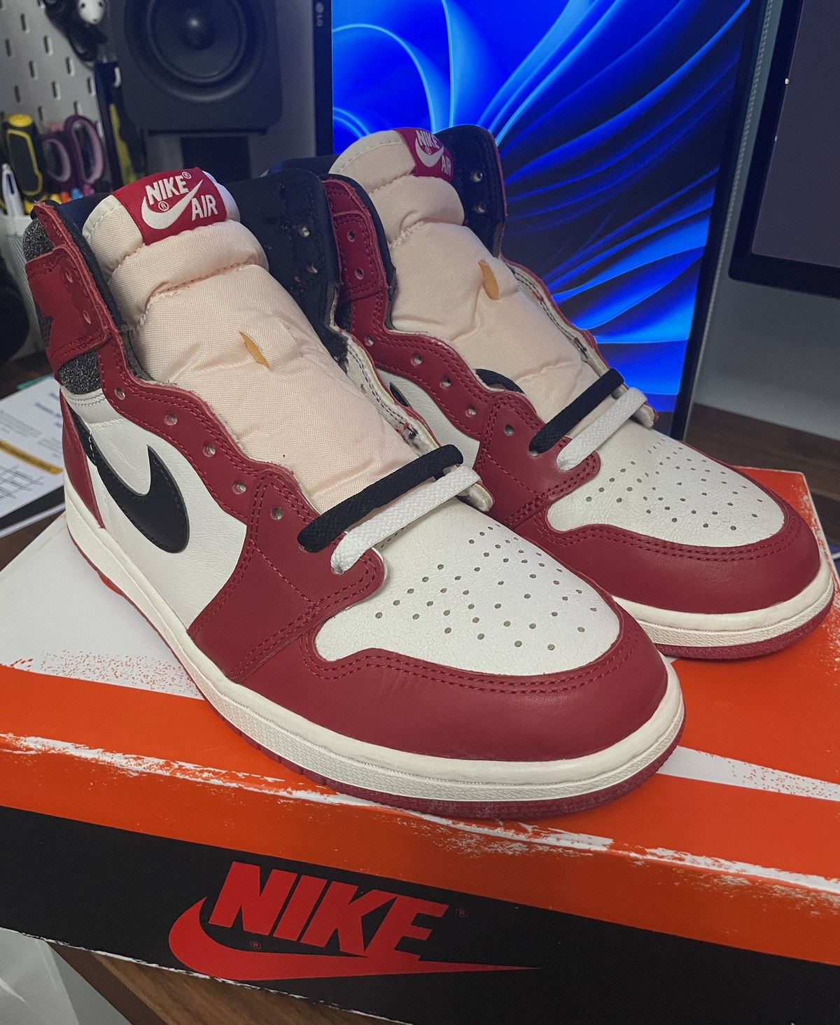 Jordan Brand Jordan 1 Chicago Lost and Found Size US 10 / EU 43 - 1 Thumbnail