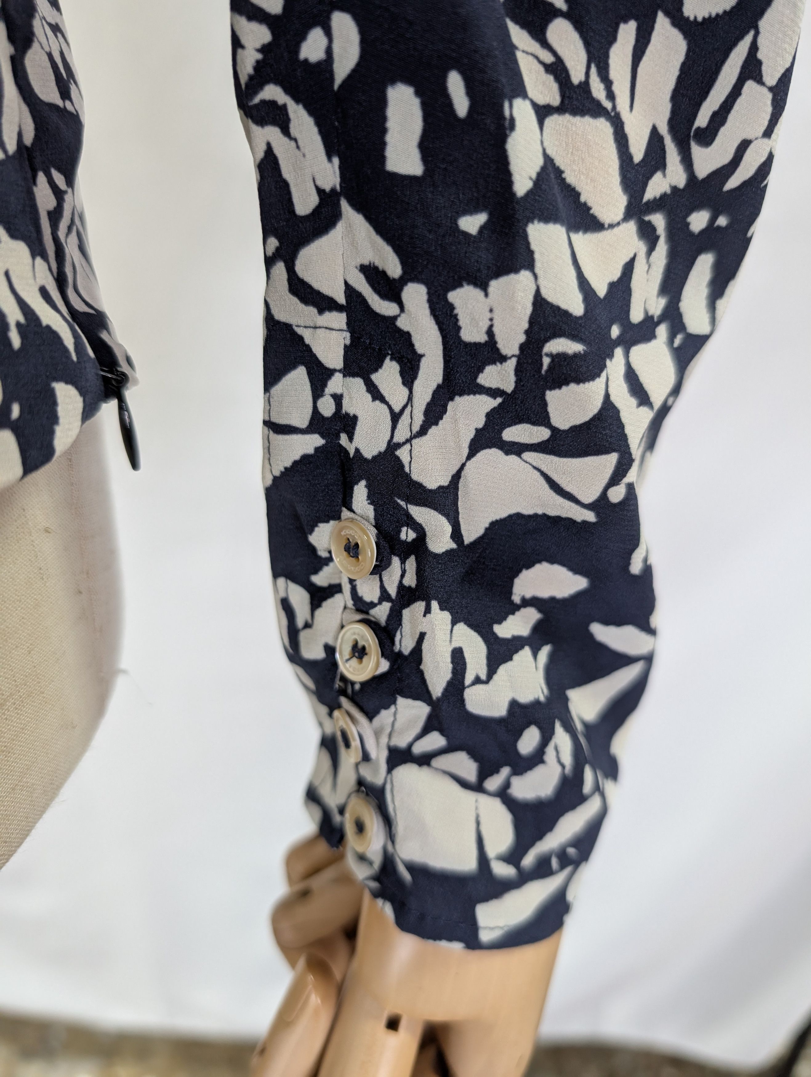 Isabel Marant Isabel Marant Navy Silk Sakura Print Blouse Size XS / US 0-2 / IT 36-38 - 3 Thumbnail