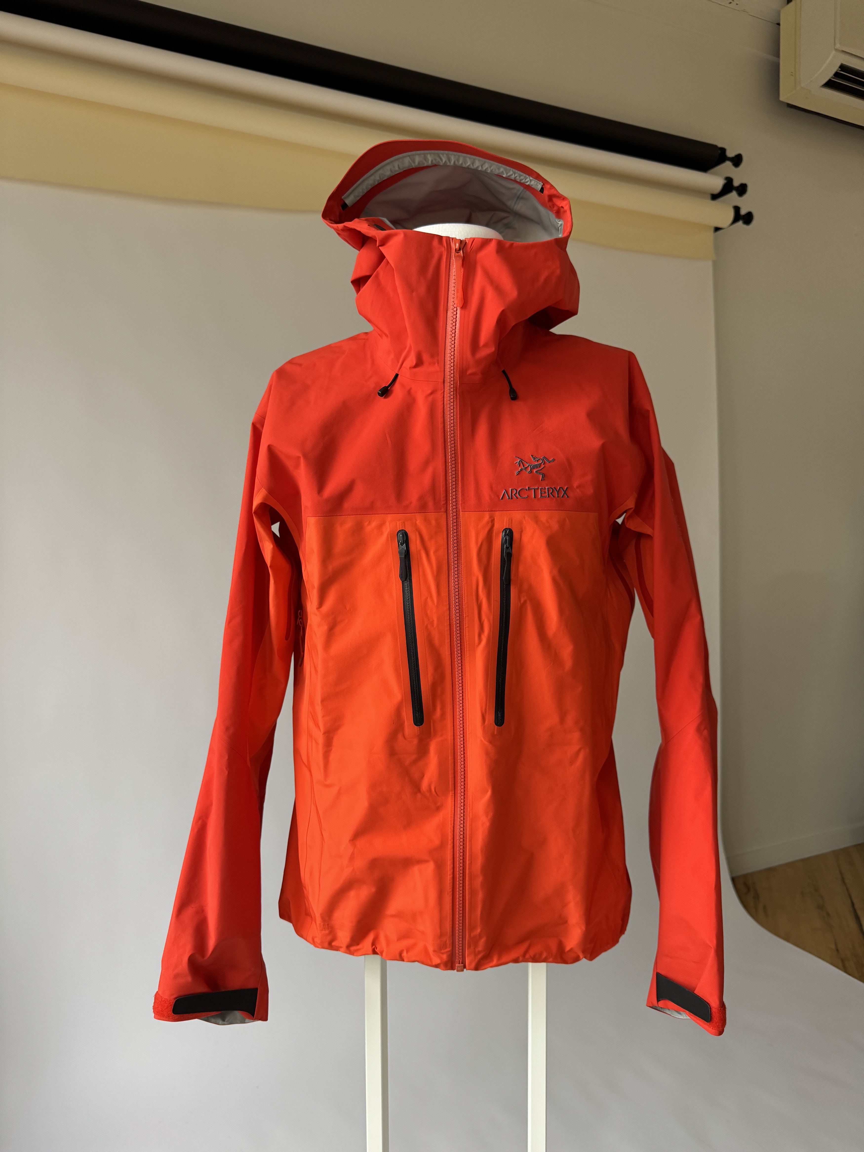 Pre-owned Arc'teryx Alpha Ar - Red
