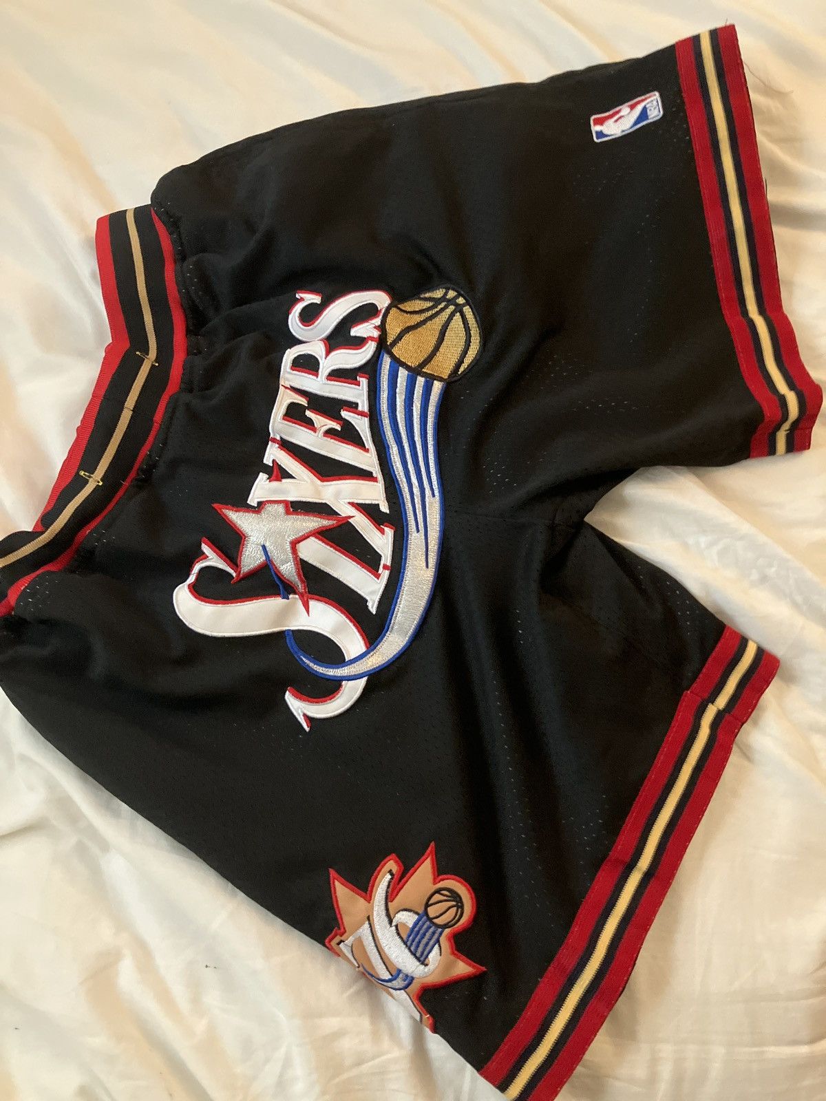 Vintage Vintage 76ers Basketball Shorts Size US 30 / EU 46 - 4 Thumbnail