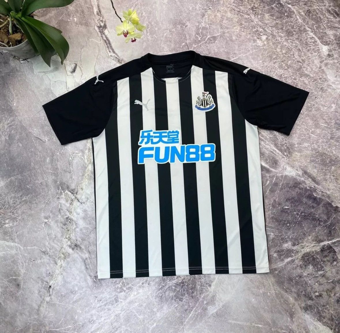 Puma NEWCASTLE UNITED 2017/2018 HOME FOOTBALL SHIRT PUMA JERSEY Size US XL / EU 56 / 4 - 1 Thumbnail